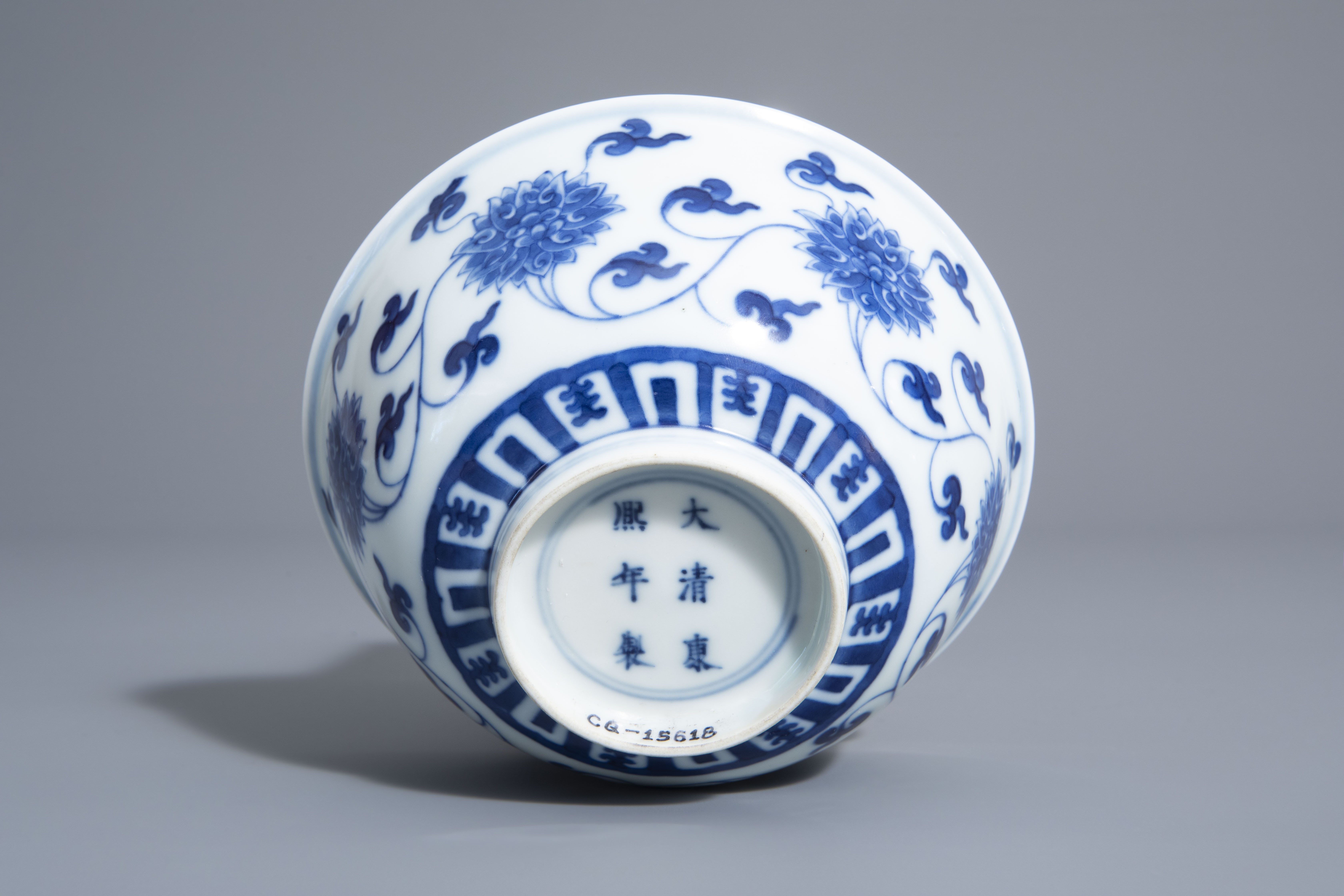 A Chinese blue and white 'lotus scroll' bowl, Kangxi mark, 19th/20th C. - Image 6 of 8