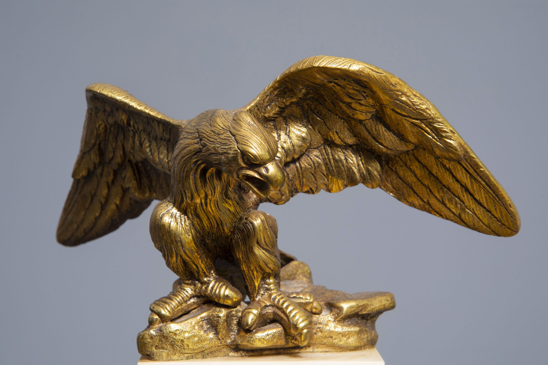 A three-piece gilt mounted and white marble garniture with an eagle, France, 19th/20th C. - Bild 8 aus 12