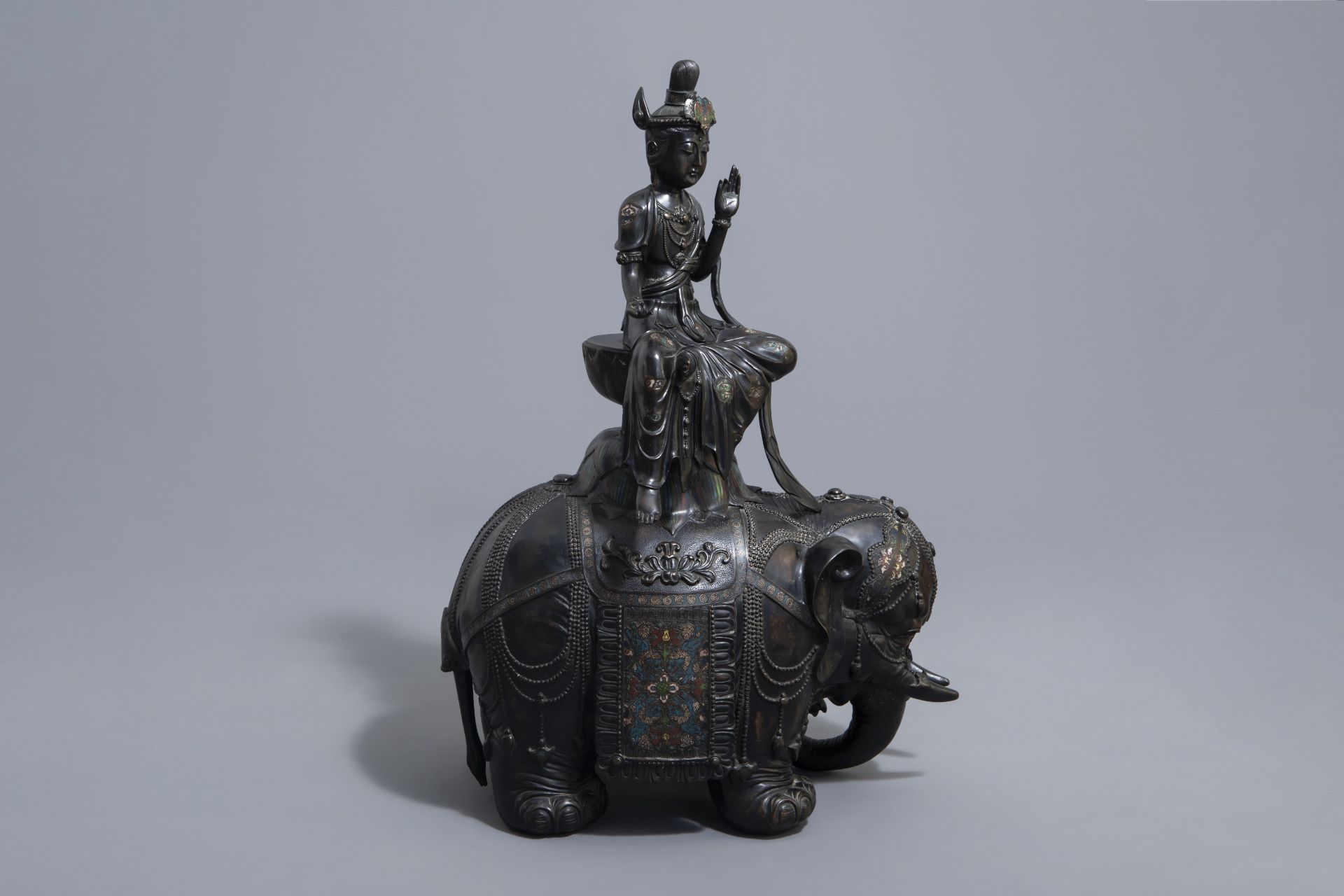 A large Japanese champlevŽ bronze group depicting Kannon on an elephant, Meiji, 19th C. - Bild 3 aus 8