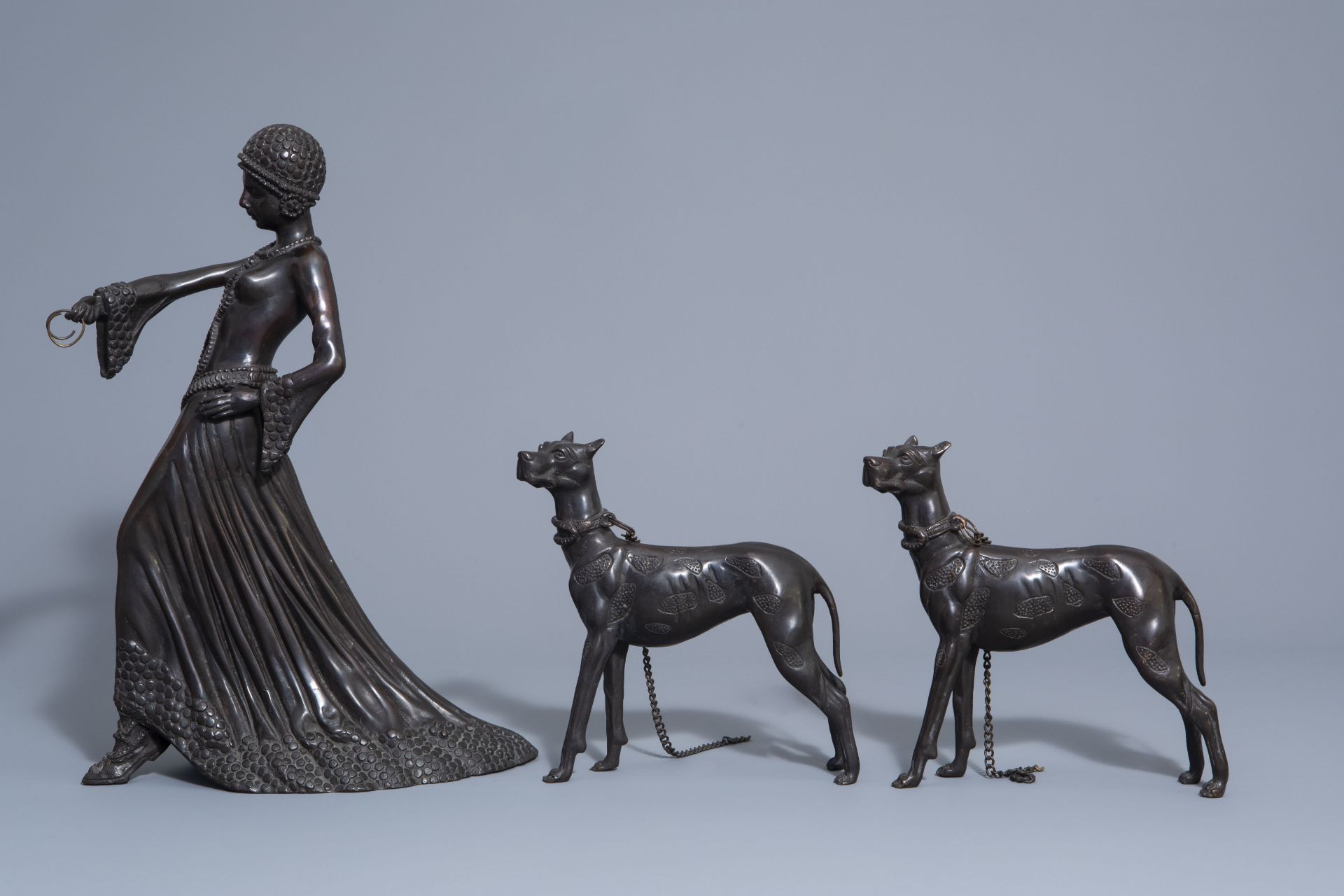 In the manner of Demetre Chiparus (1886-1947): Lady with two dogs, patinated bronze - Image 4 of 9