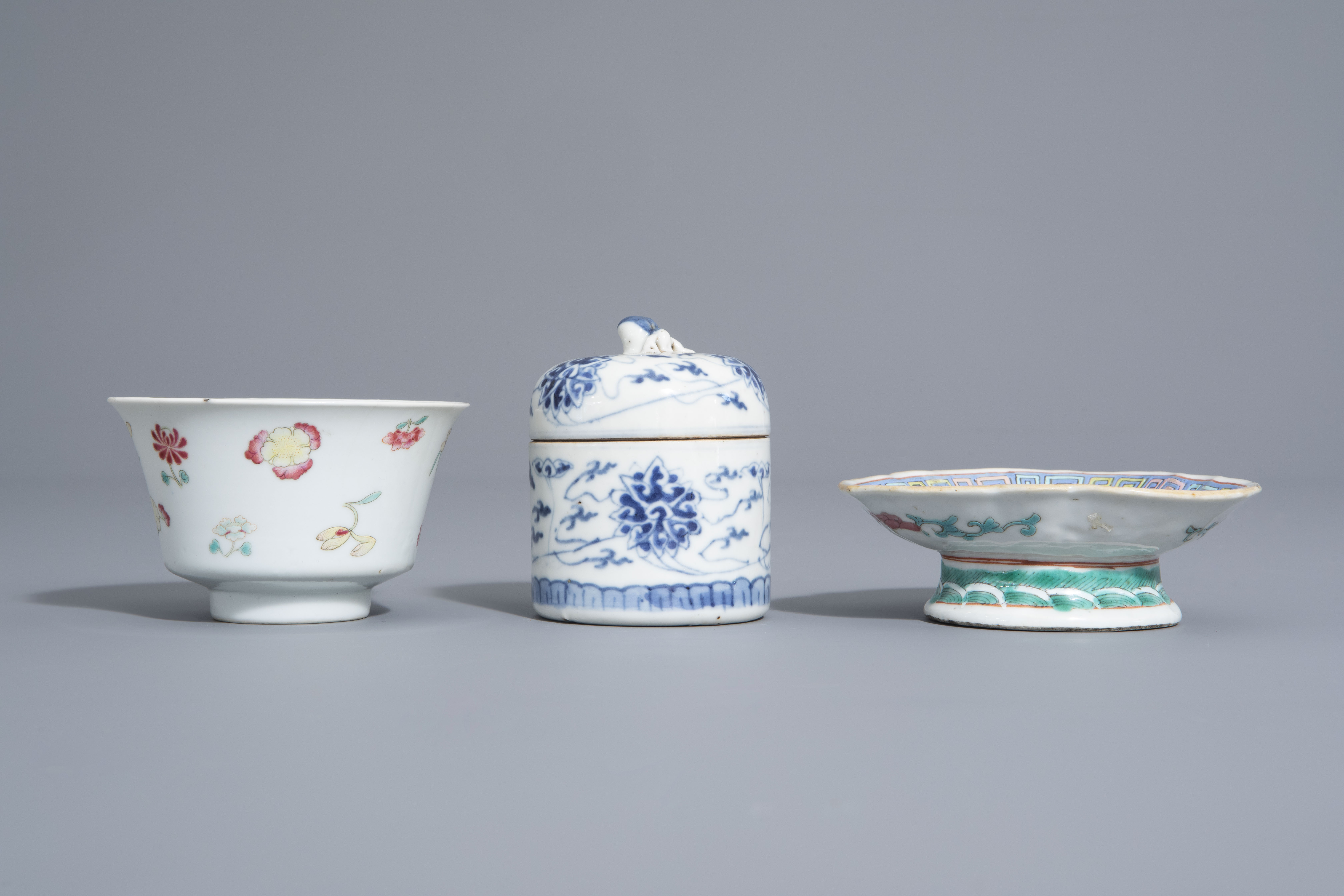 A varied collection of Chinese blue and white and famille rose porcelain, 19th/20th C. - Image 8 of 15