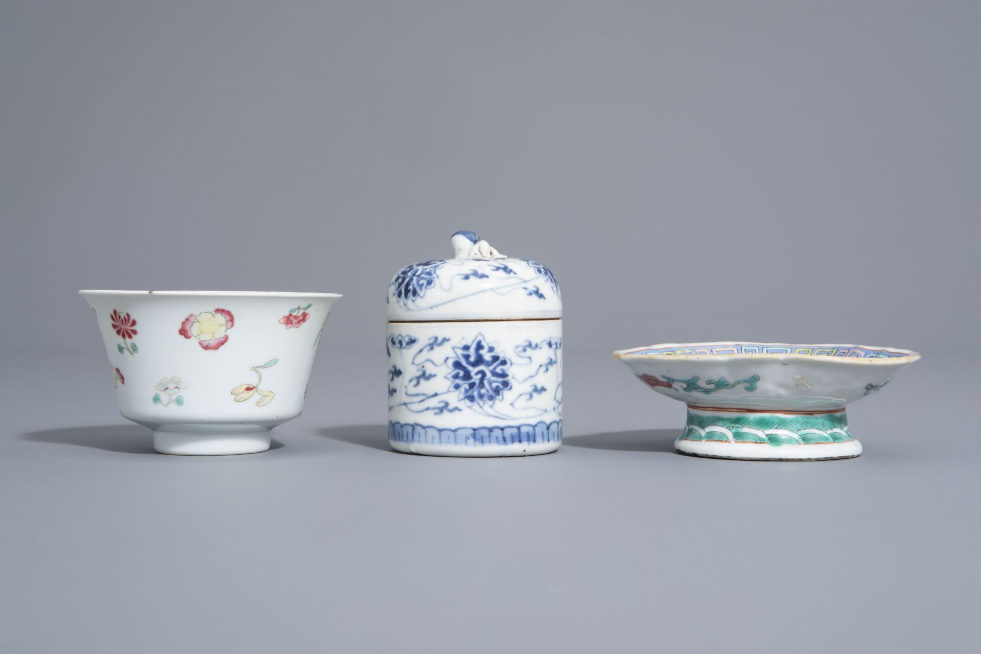 A varied collection of Chinese blue and white and famille rose porcelain, 19th/20th C. - Bild 8 aus 15