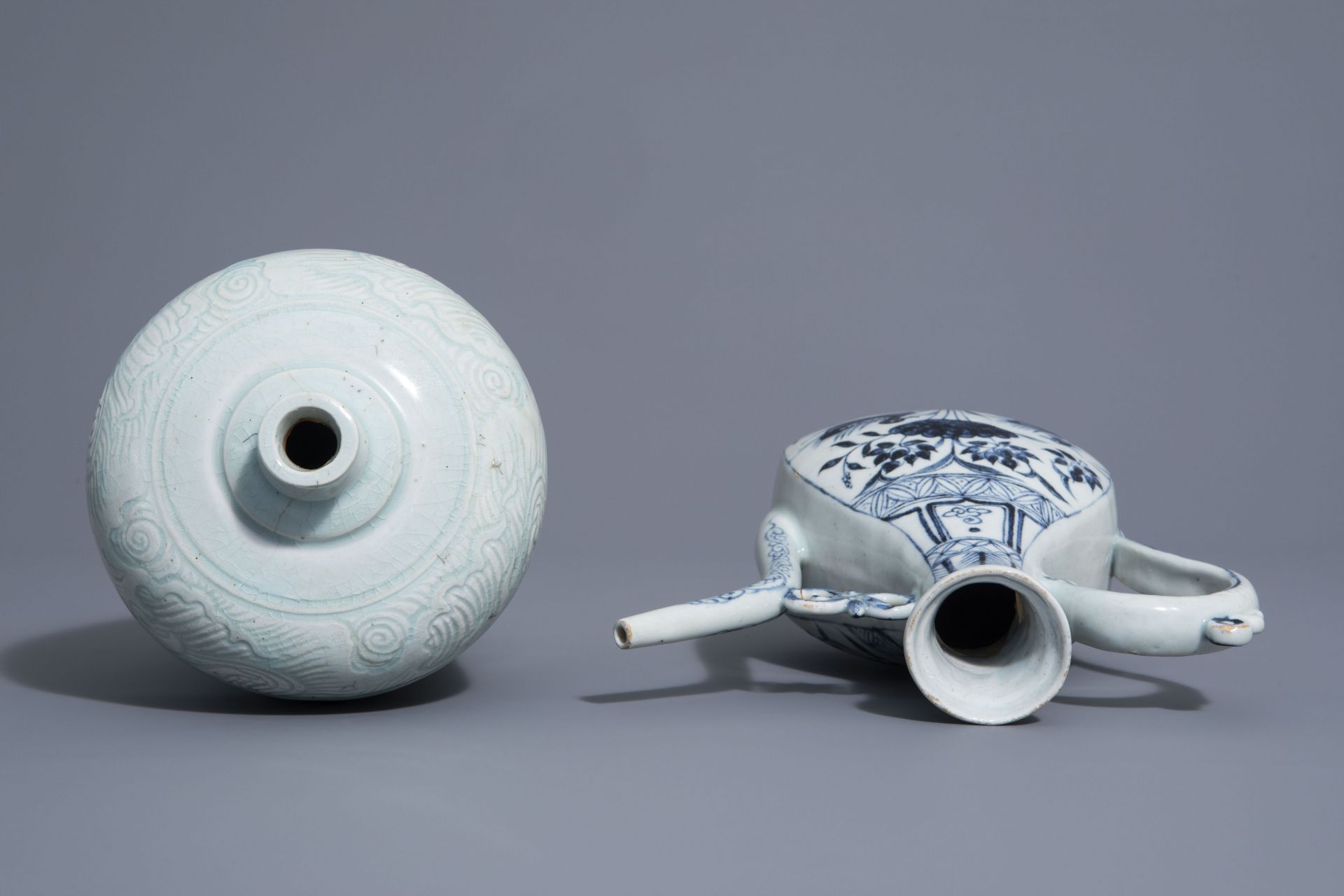 A Chinese blue and white jug and a qingbai vase in Yuan style, 19th/20th C. - Bild 5 aus 6