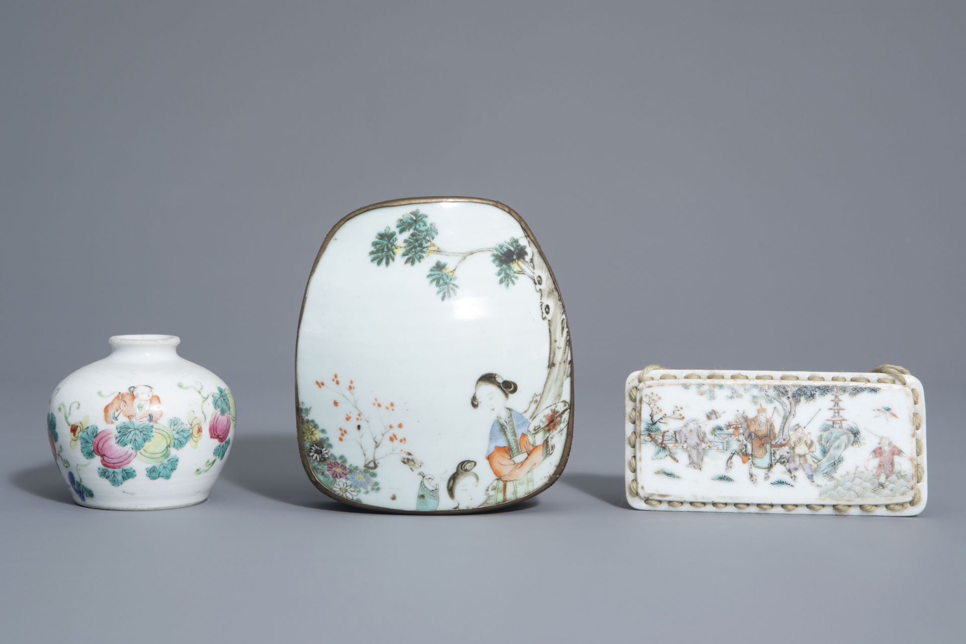 A varied collection of Chinese famille rose and blue and white porcelain, 19th/20th C. - Bild 8 aus 14