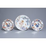 A Chinese Imari style charger and two plates with floral design, Kangxi