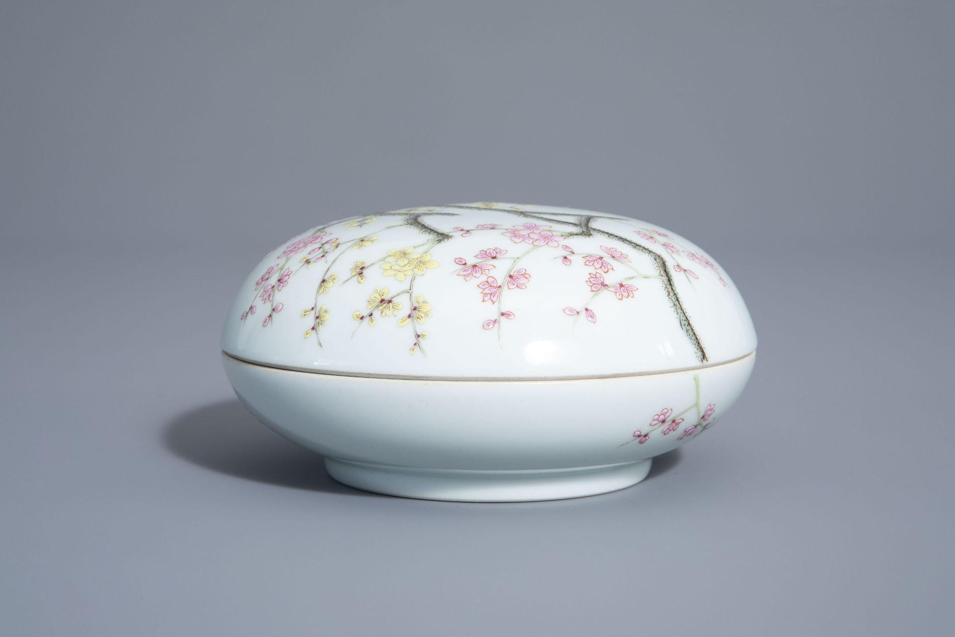 A Chinese famille rose covered box with peacocks, Yongzheng mark, 19th/20th C. - Bild 4 aus 7