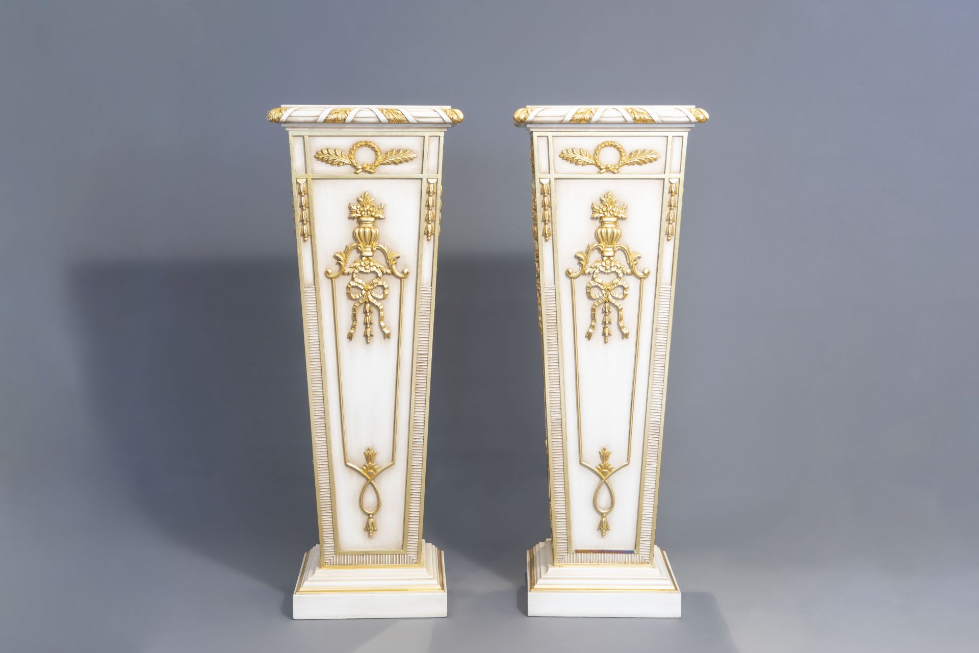 A pair of fine gilt and patinated wooden Empire style pedestals, presumably Italy, 20th C. - Image 2 of 7