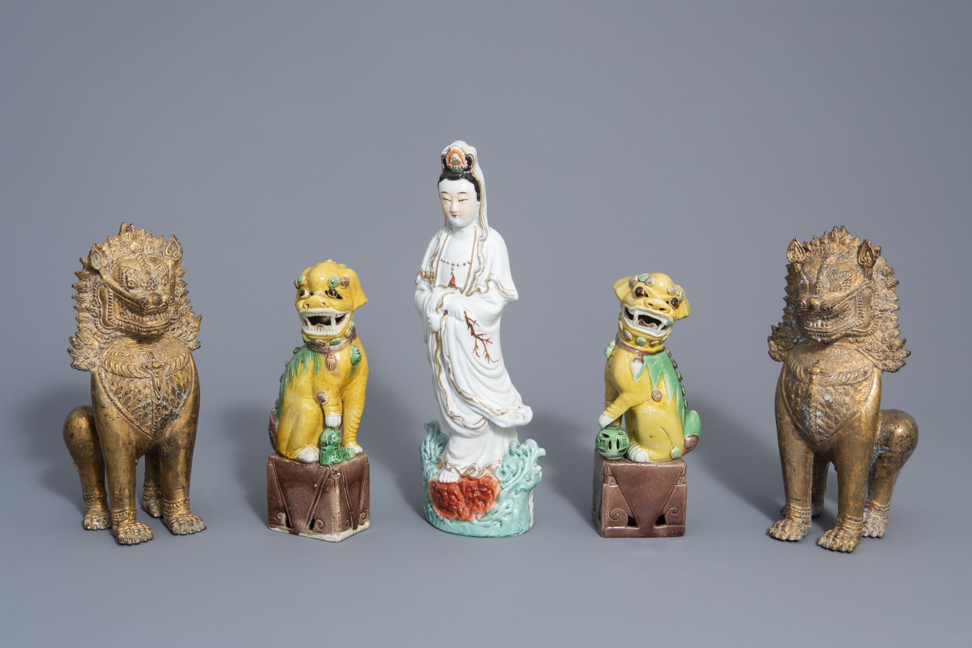 Chinese porcelain Guanyin, pair of sancai Buddhist lions & pair of Thai bronze lions, 19th/20th C.