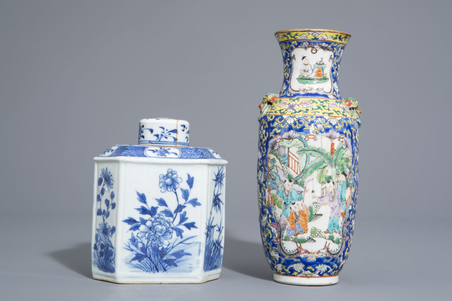 A varied collection of Chinese blue and white and famille rose porcelain, 19th/20th C. - Bild 4 aus 15