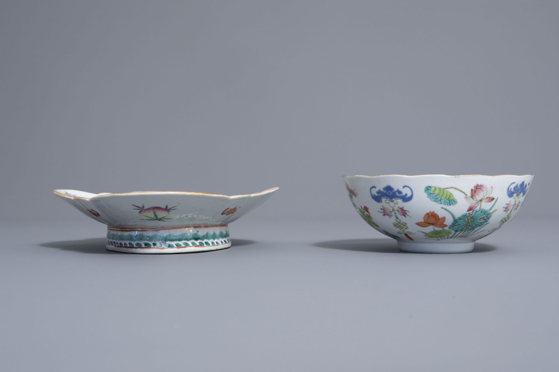 Three Chinese famille rose vases, two bowls and a plate with different designs, 19th C. - Bild 11 aus 15