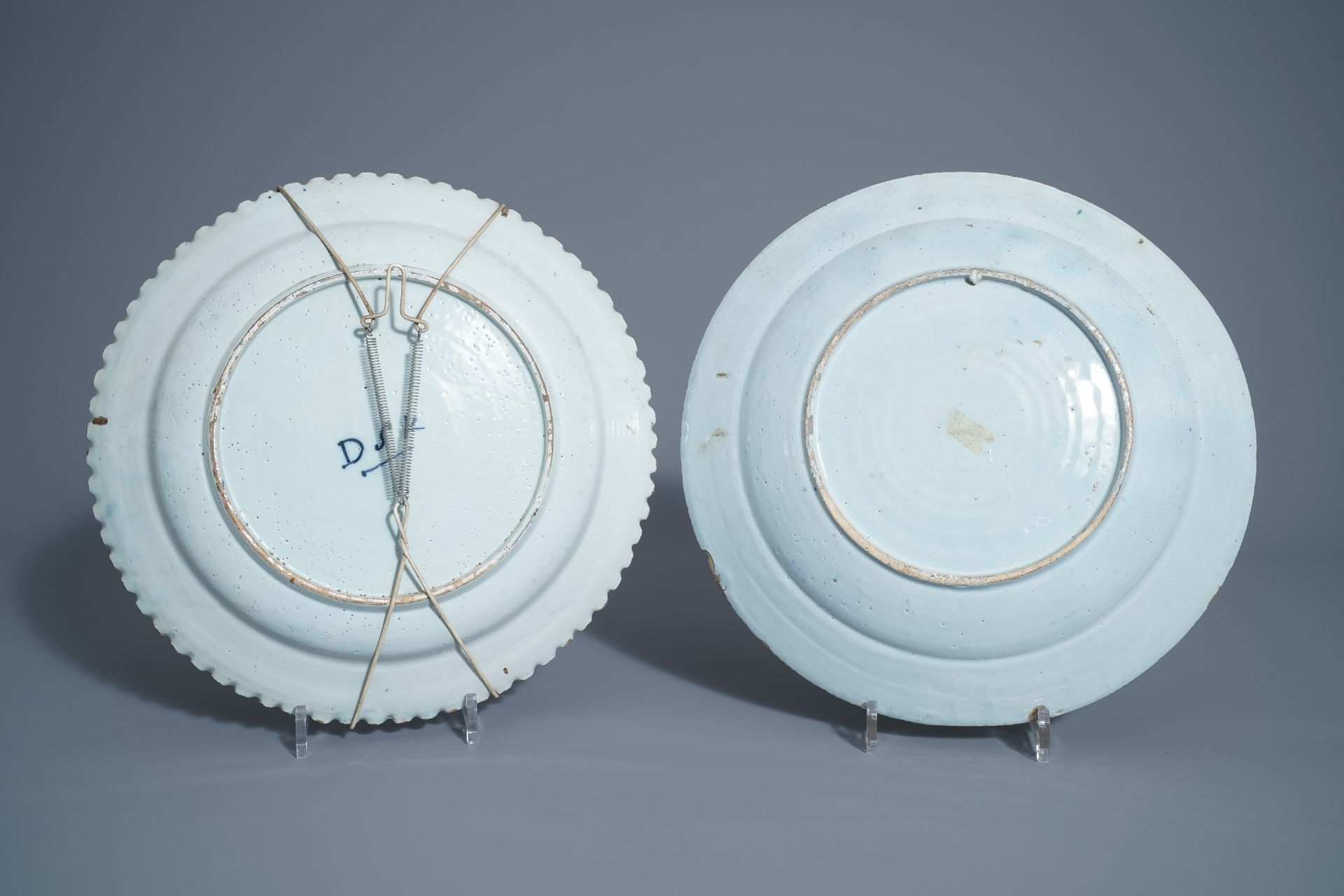 Twelve polychrome and blue and white Dutch Delft plates and an oval tray, 18th C. - Image 5 of 13