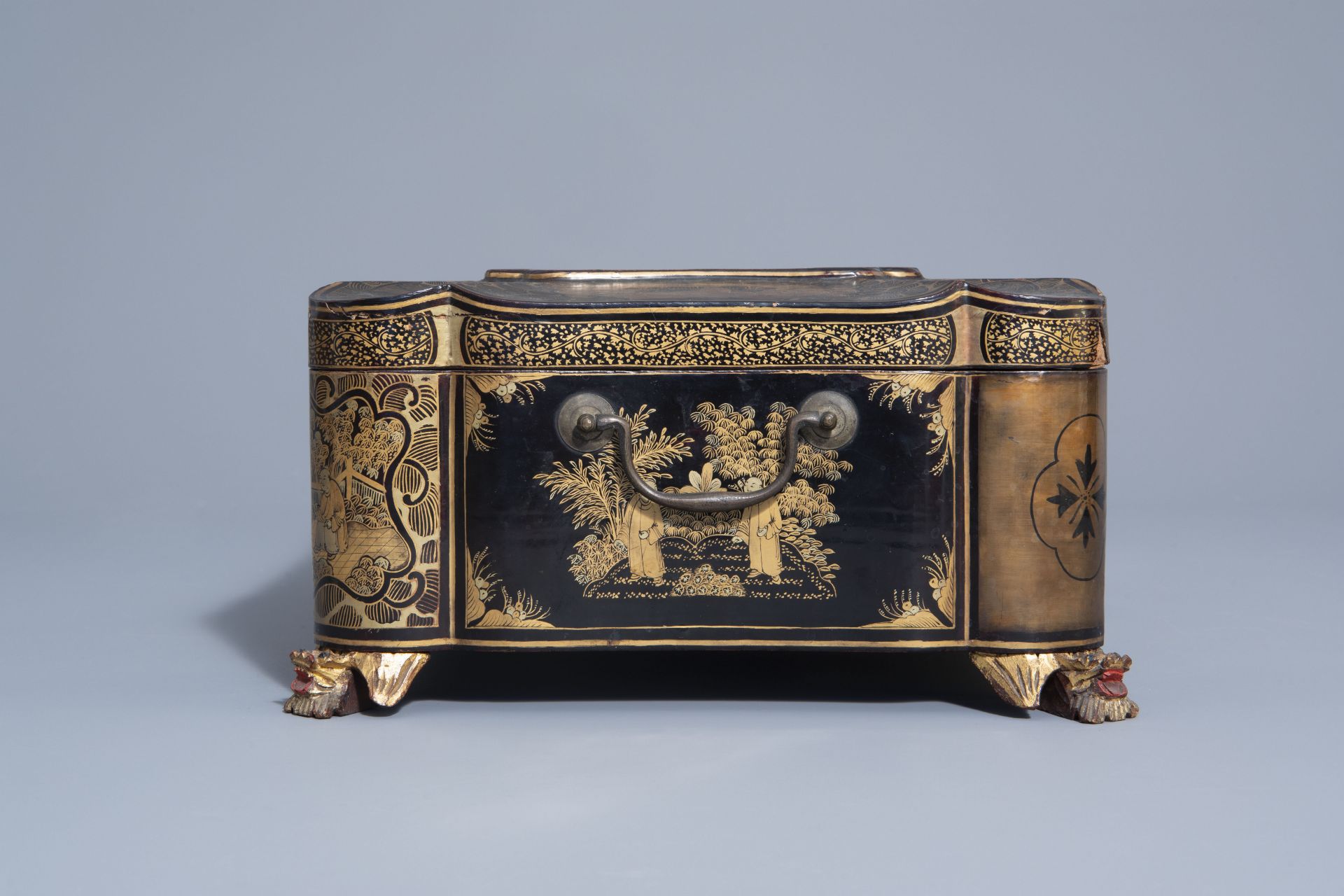 A Chinese lacquered sewing box with figurative design all around, 19th C. - Bild 5 aus 10