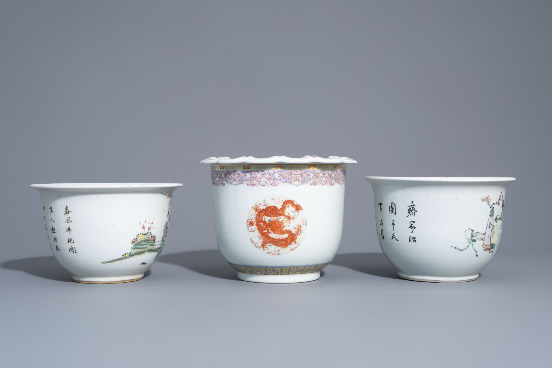 Three Chinese famille rose and qianjiang cai jardinires with different designs, 19th/20th C. - Bild 3 aus 7