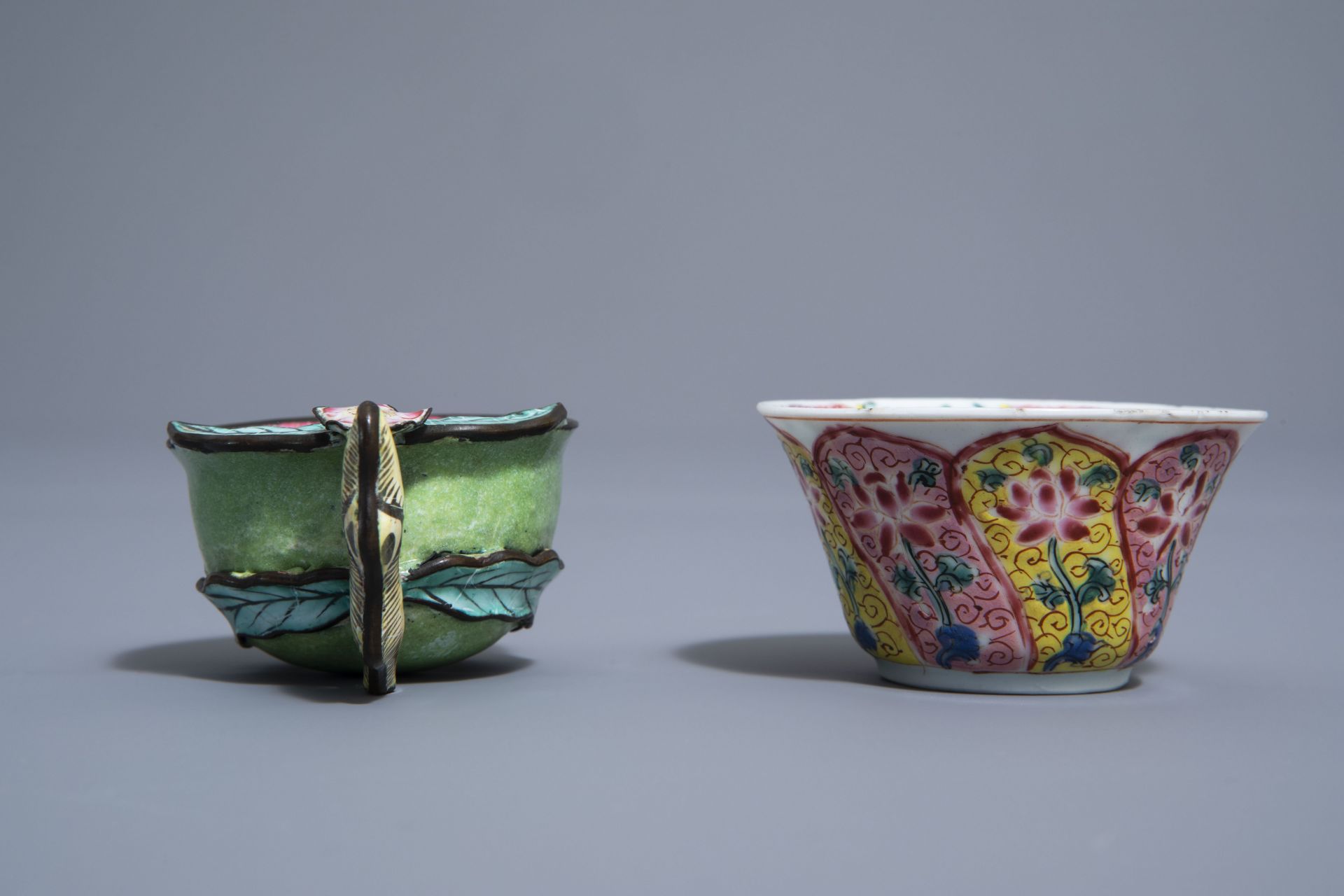 A Chinese famille rose cup and saucer and a Canton enamel peach shaped cup, Yongzheng/Qianlong - Bild 5 aus 9