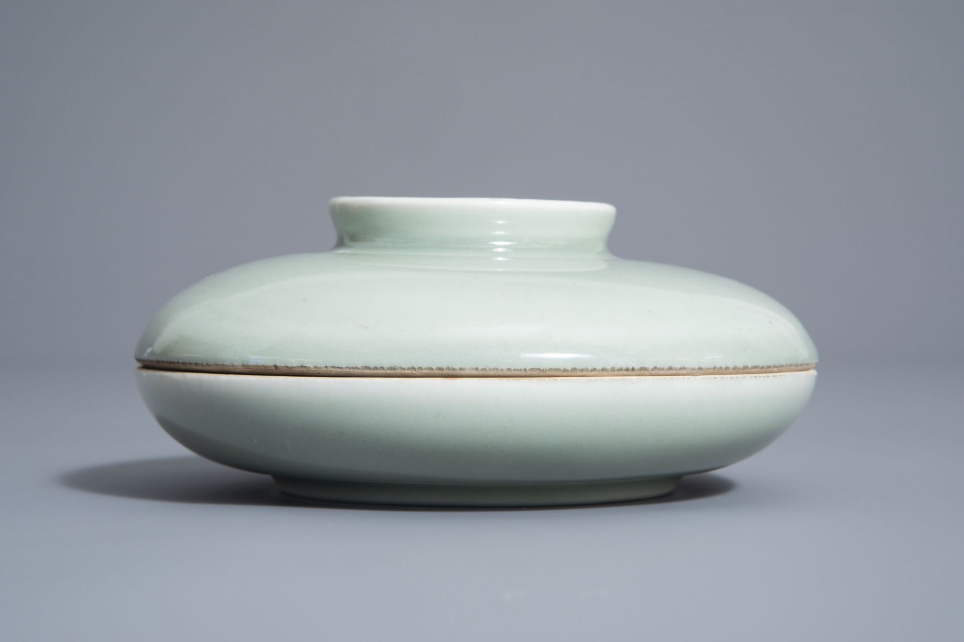 A Chinese celadon spice box, Qianlong mark, 19th C. - Bild 2 aus 12