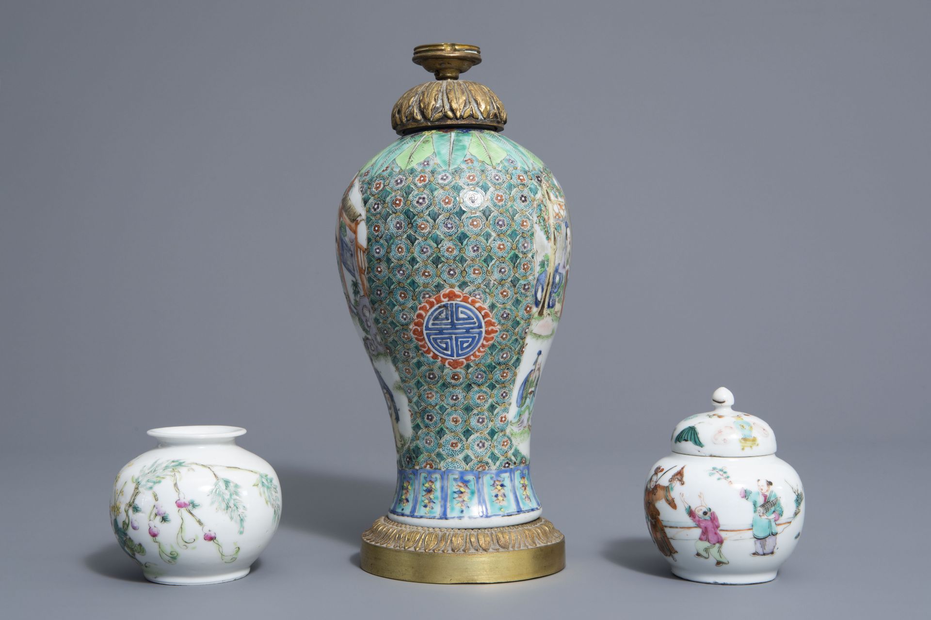 Three Chinese famille rose vases, two bowls and a plate with different designs, 19th C. - Bild 7 aus 15