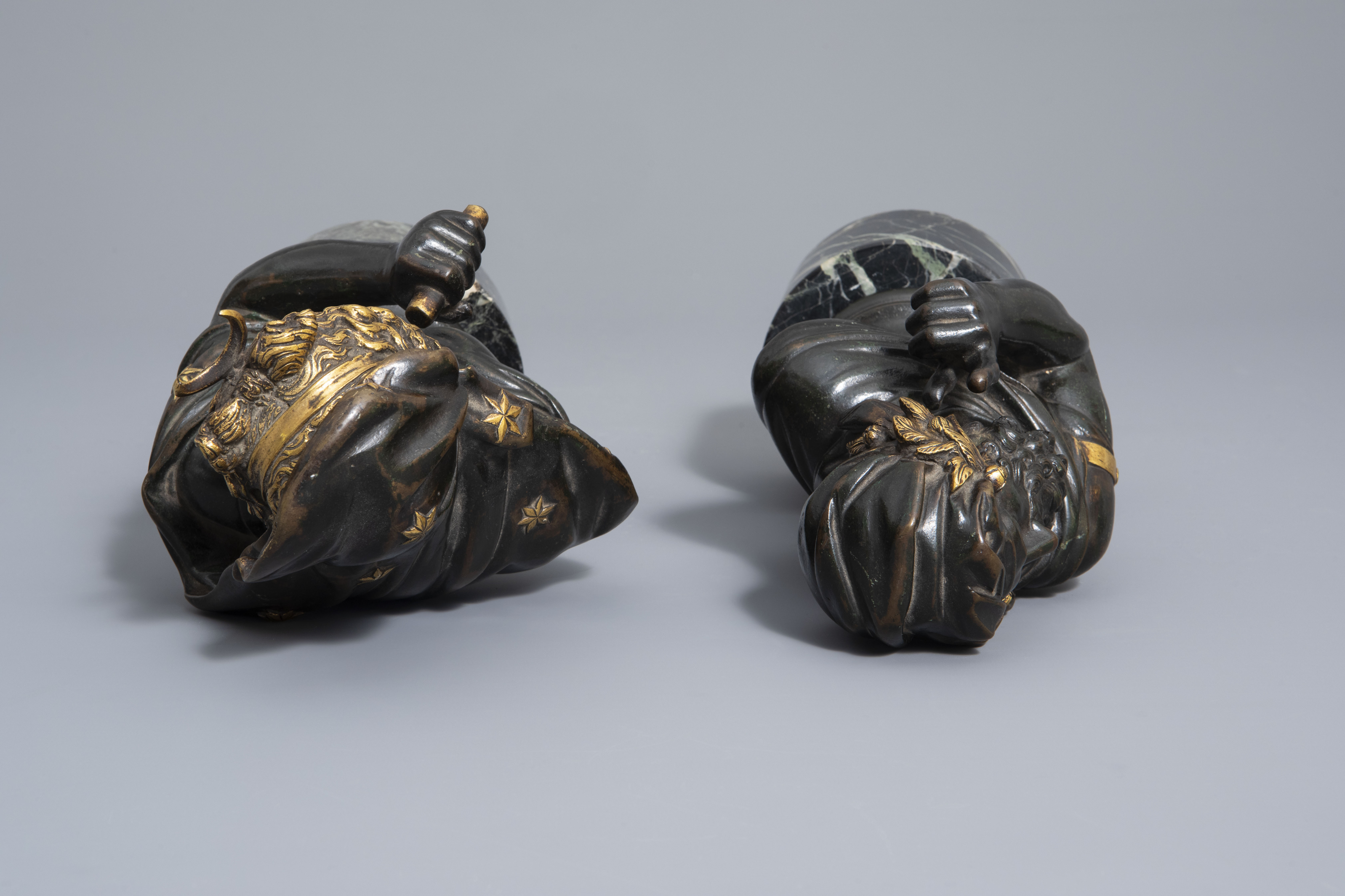 After Piat: Pair of busts after the antiques, patinated and gilt bronze on a marble base, 19th C. - Image 6 of 7