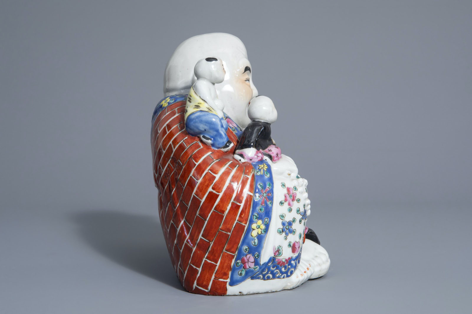 A Chinese famille rose figure of Buddha with children, 19th/20th C. - Image 3 of 8