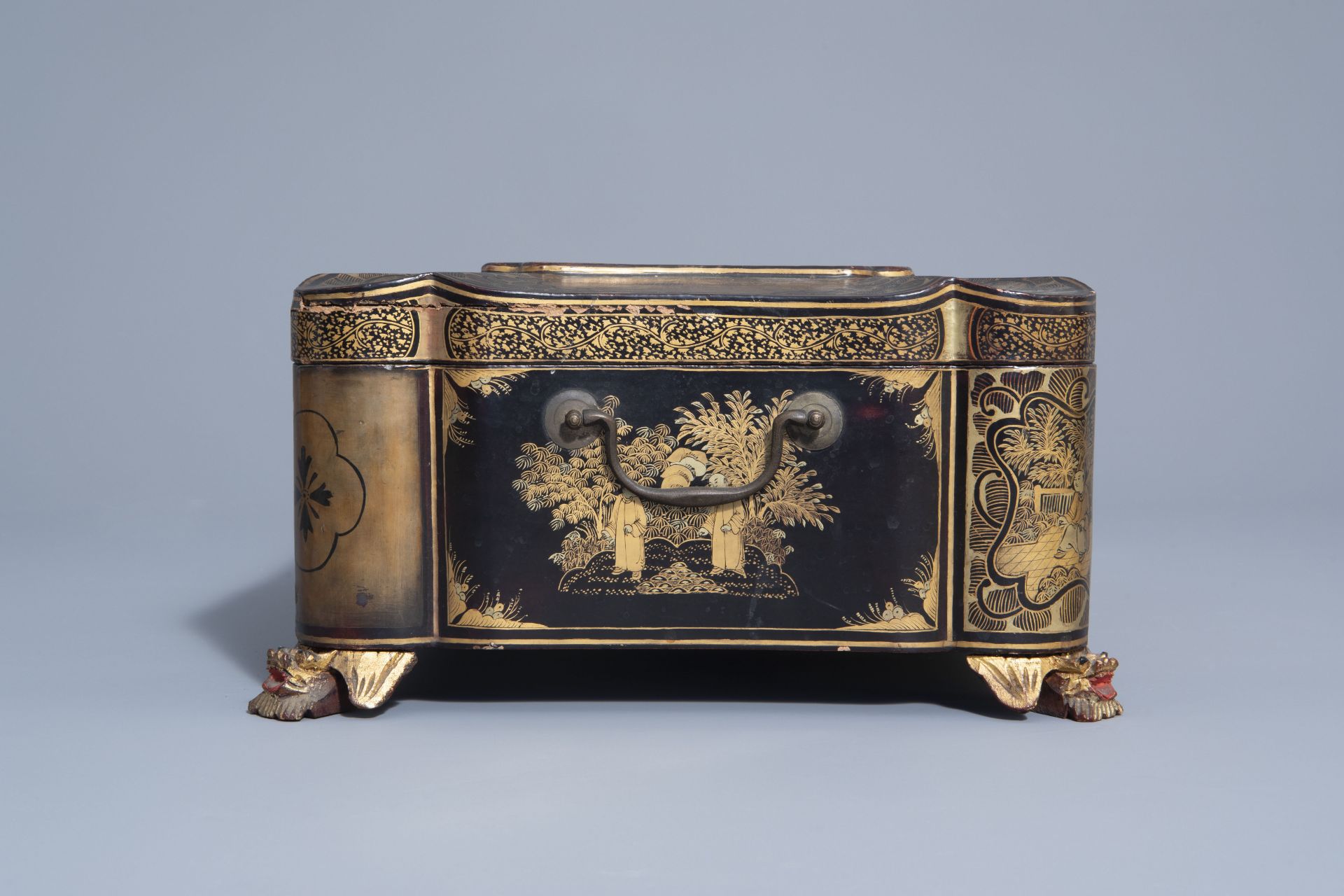 A Chinese lacquered sewing box with figurative design all around, 19th C. - Bild 3 aus 10