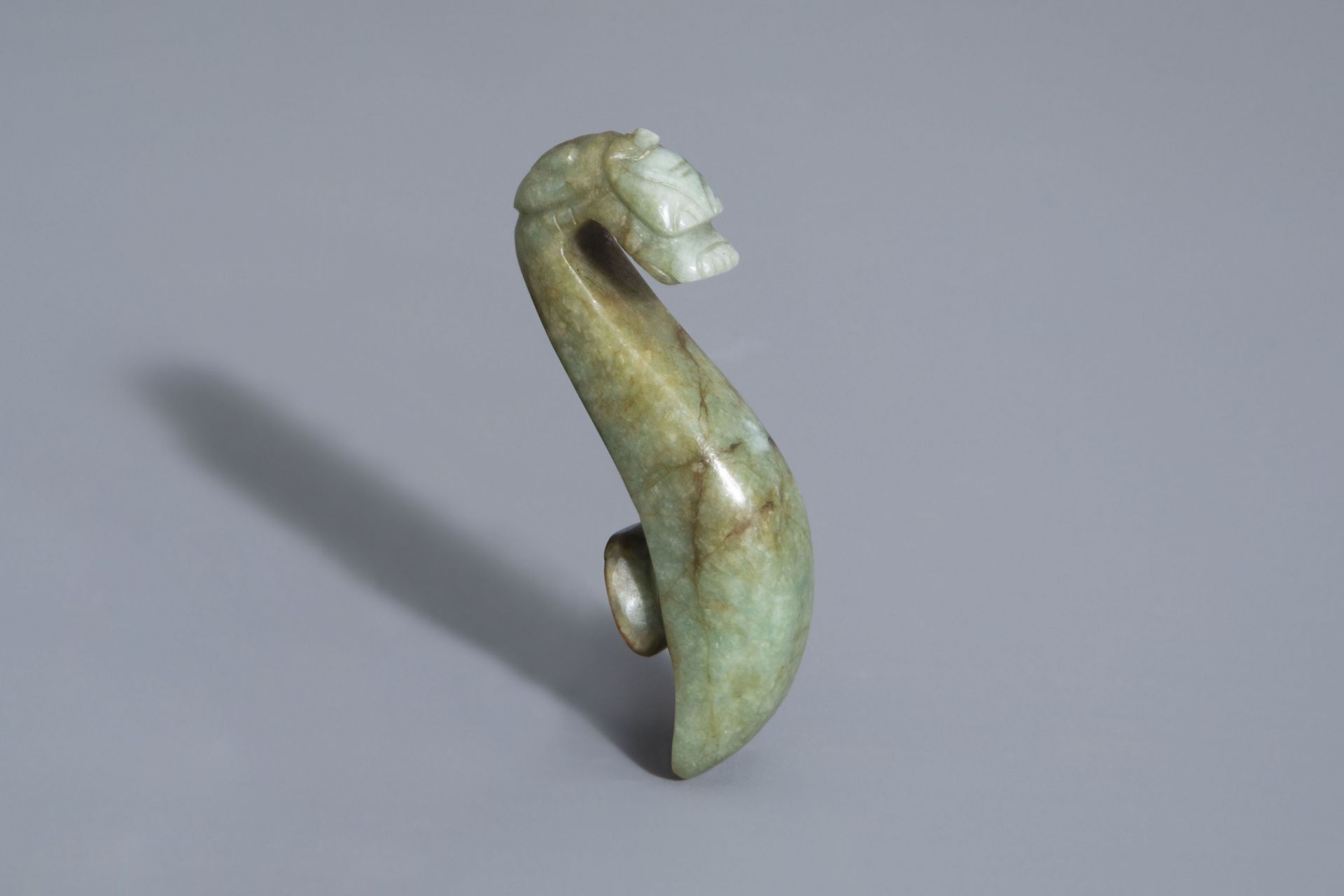 A Chinese carved jade belt hook, 19th/20th C.