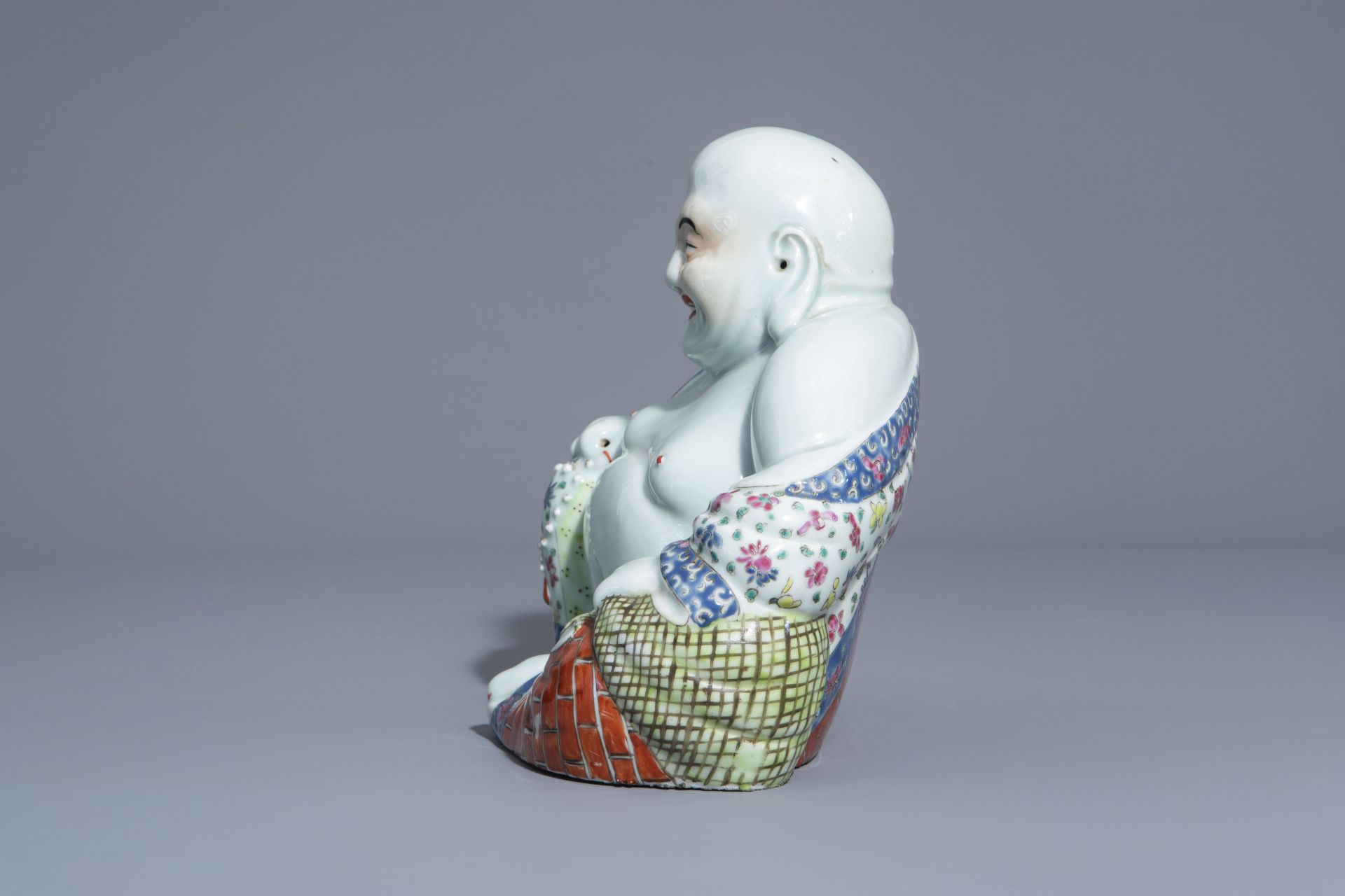 A Chinese famille rose figure of Buddha, 19th/20th C. - Bild 5 aus 7