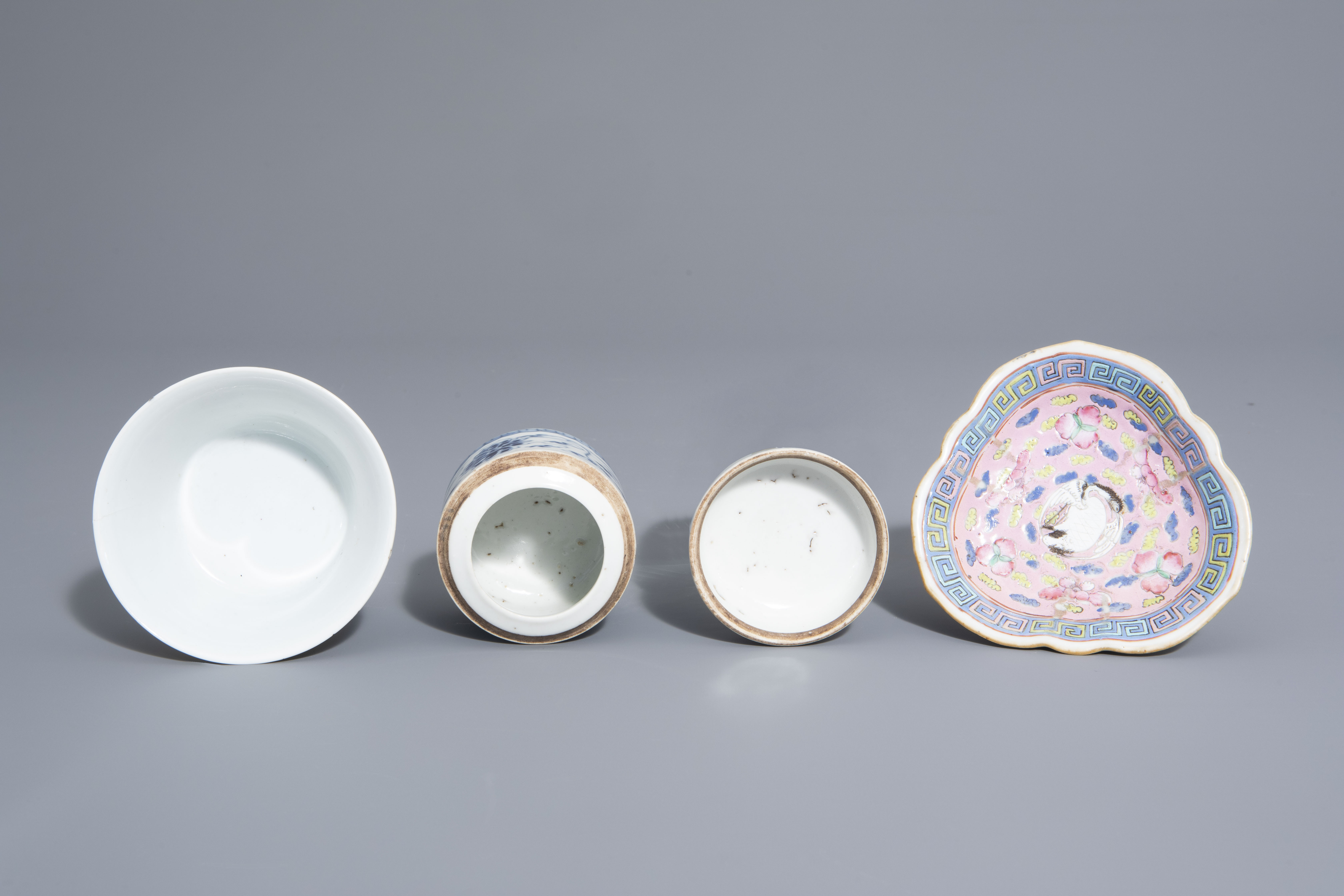 A varied collection of Chinese blue and white and famille rose porcelain, 19th/20th C. - Image 12 of 15