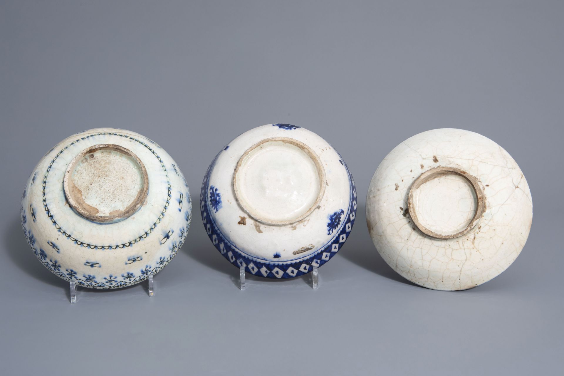 Two blue and white Islamic bowls and a plate, Syria or Iran, 19th C. - Bild 7 aus 7