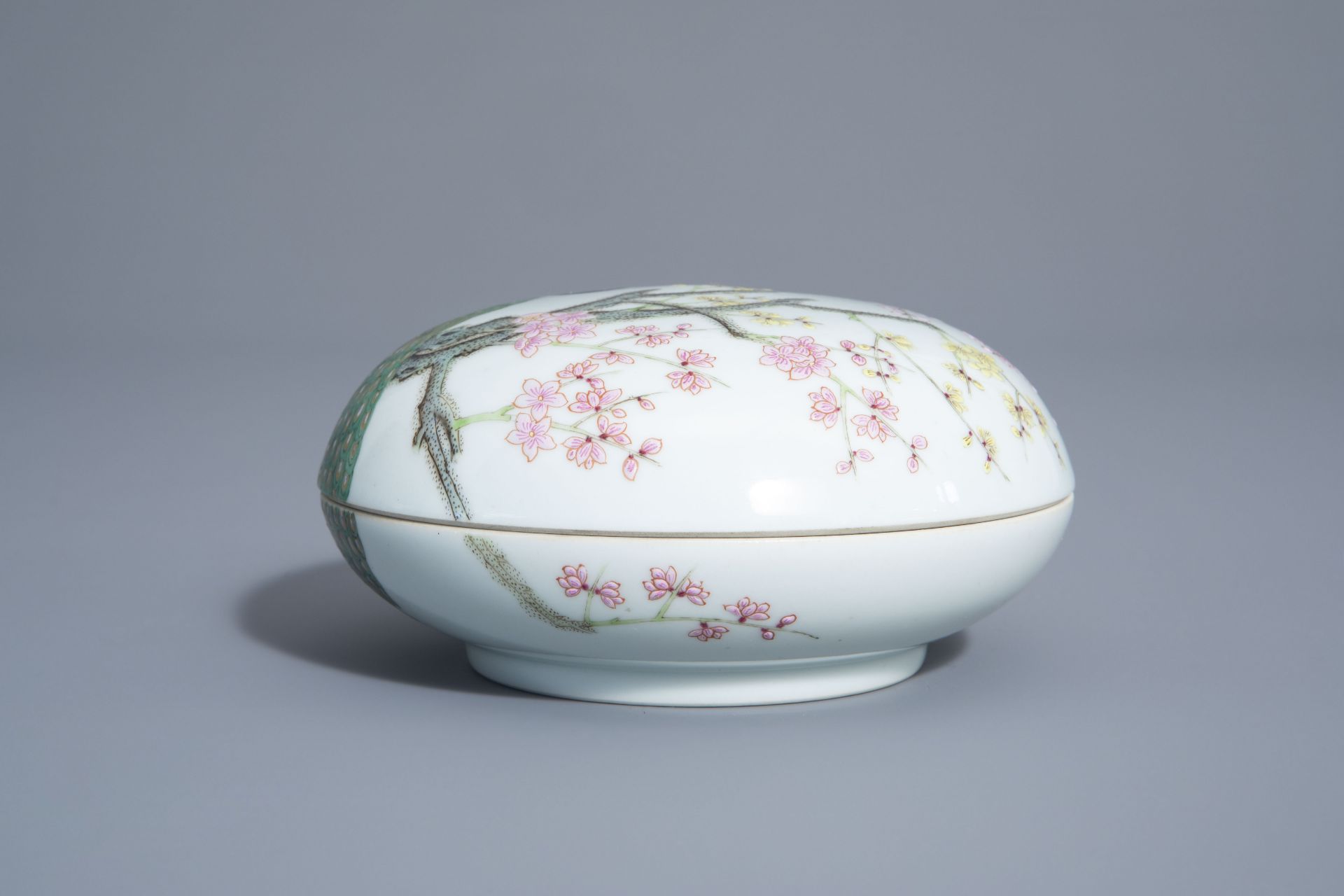 A Chinese famille rose covered box with peacocks, Yongzheng mark, 19th/20th C. - Bild 5 aus 7