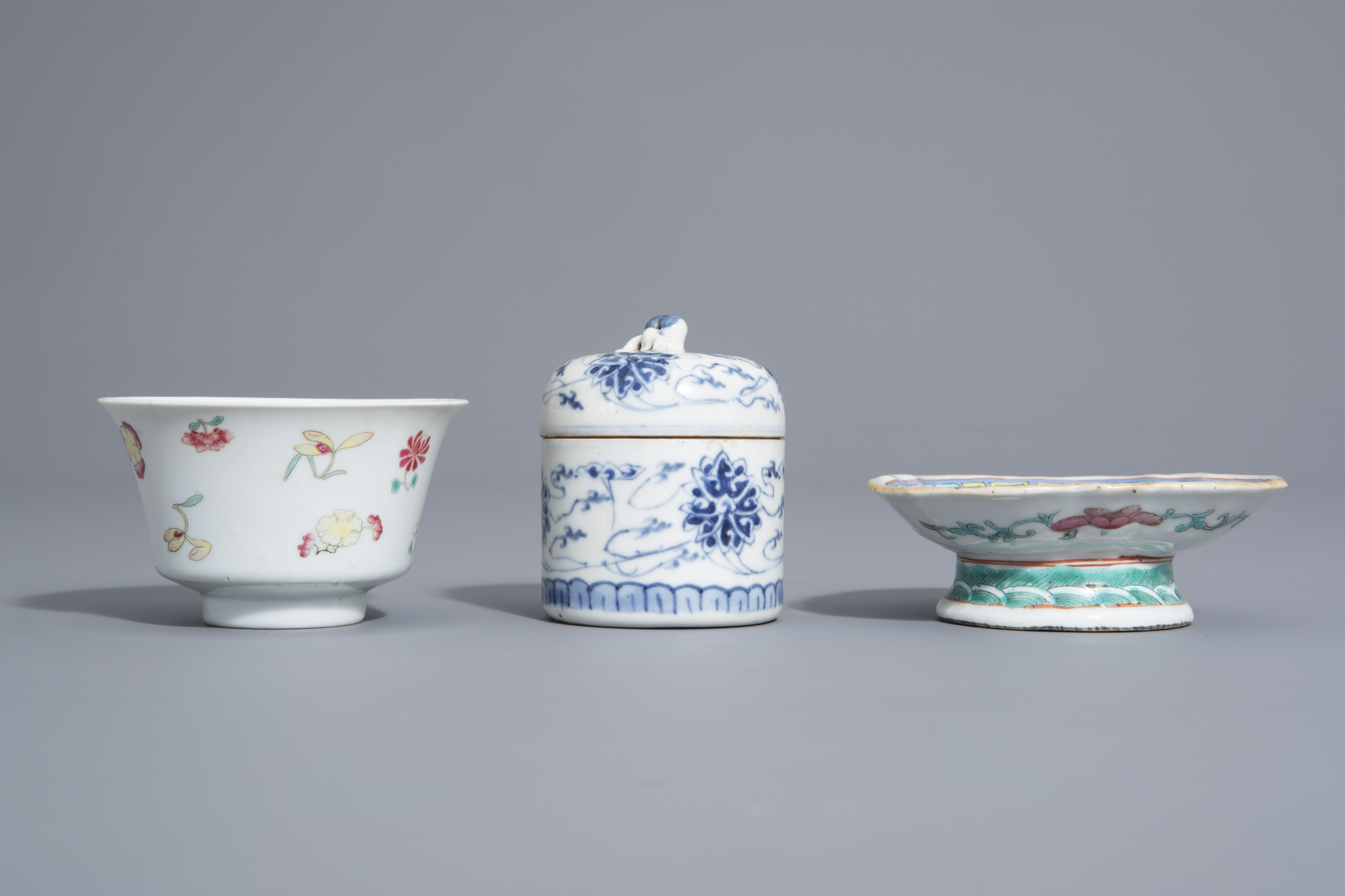 A varied collection of Chinese blue and white and famille rose porcelain, 19th/20th C. - Image 11 of 15