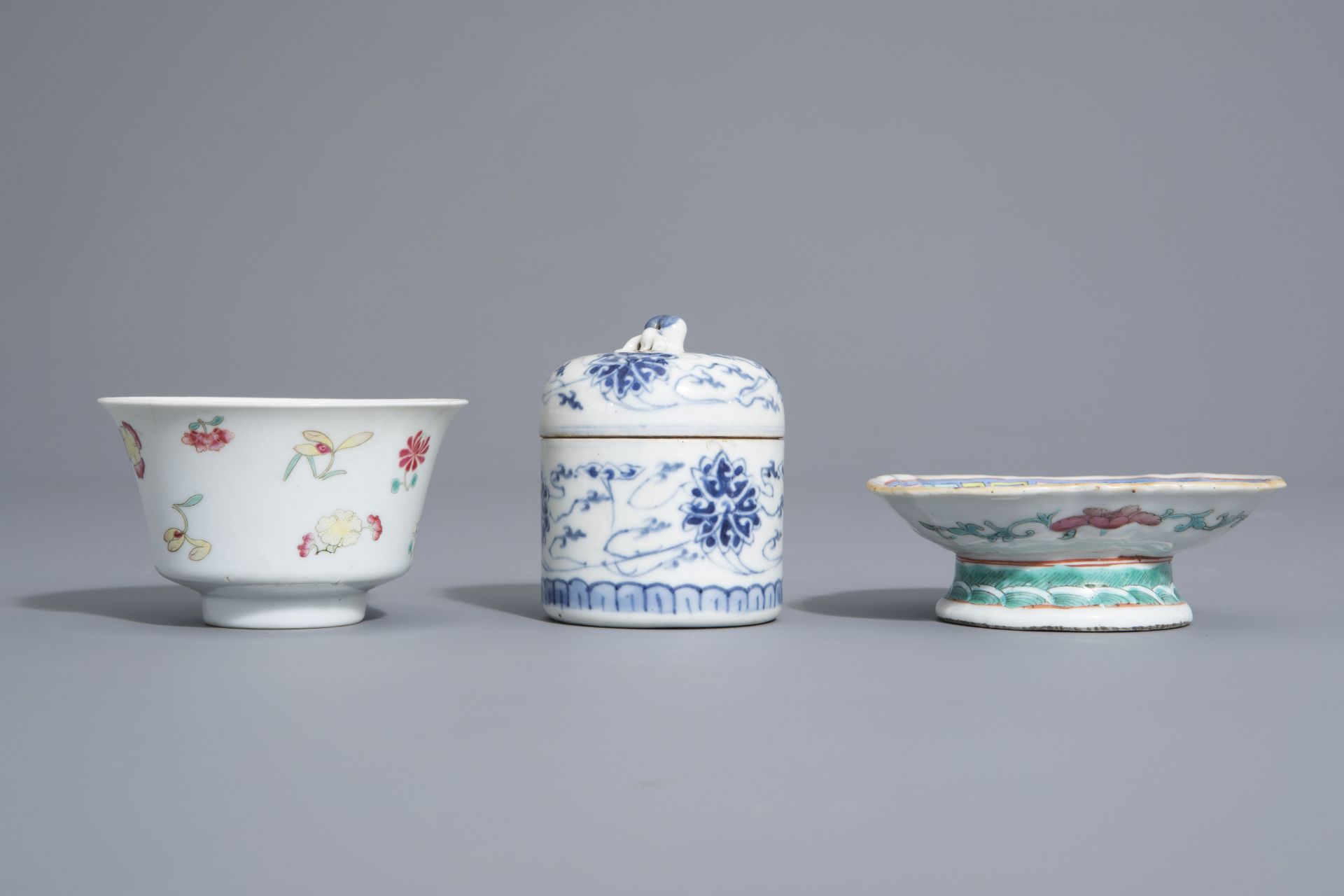 A varied collection of Chinese blue and white and famille rose porcelain, 19th/20th C. - Bild 11 aus 15