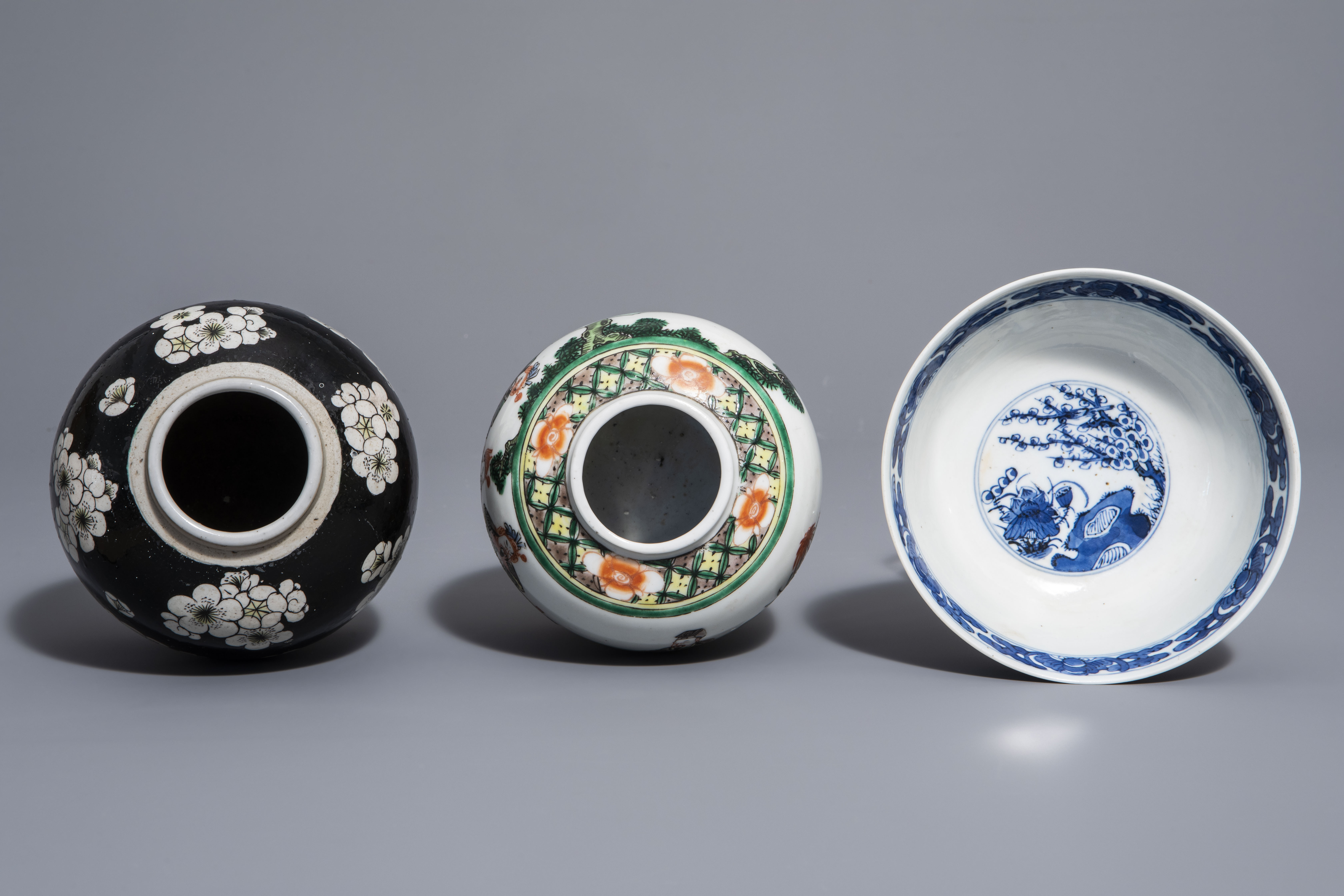 A Chinese Canton famille rose charger and two vases and a bowl with different designs, 19th C. - Image 8 of 9