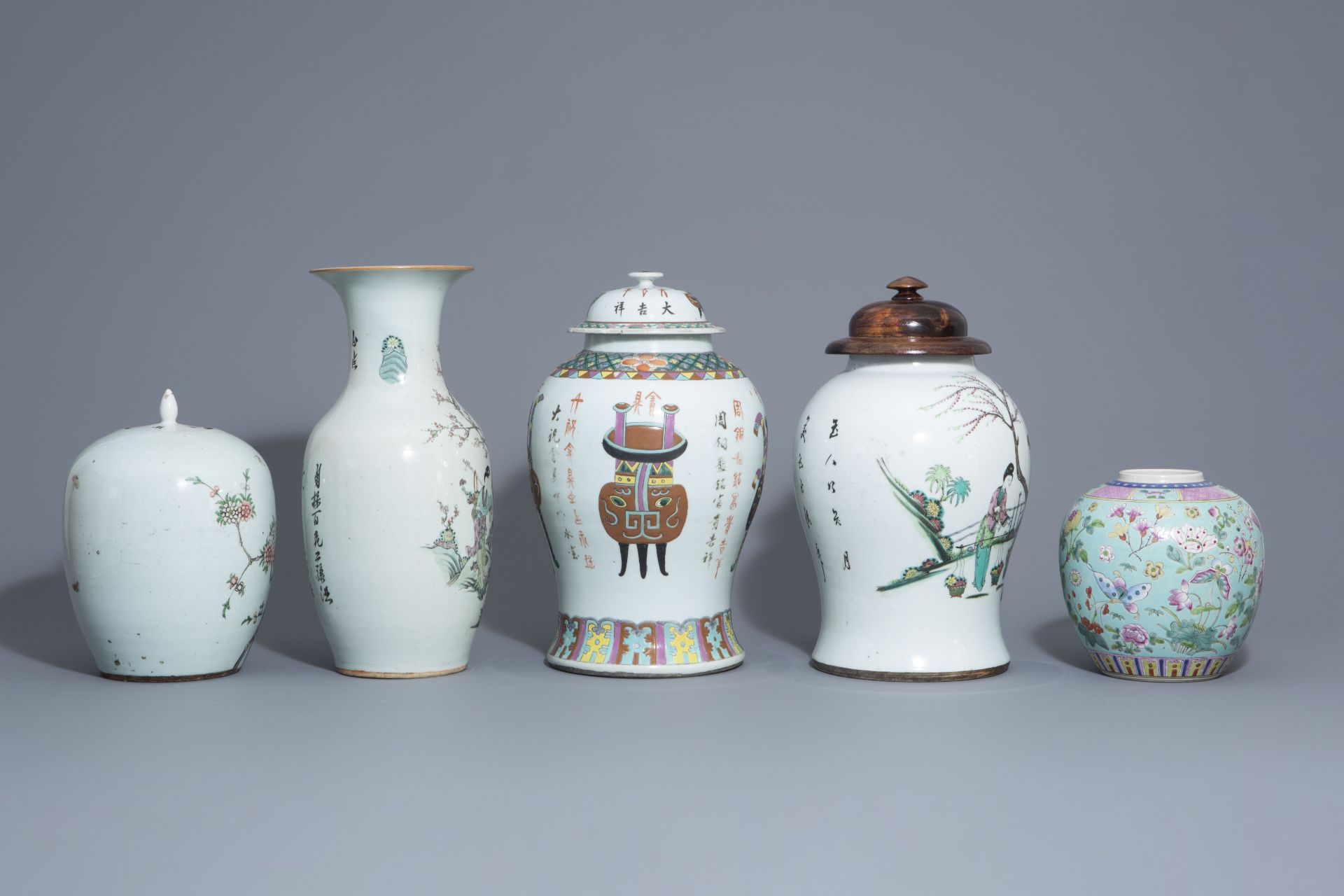 Five Chinese famille rose and qianjiang cai vases, 19th/20th C. - Bild 2 aus 9