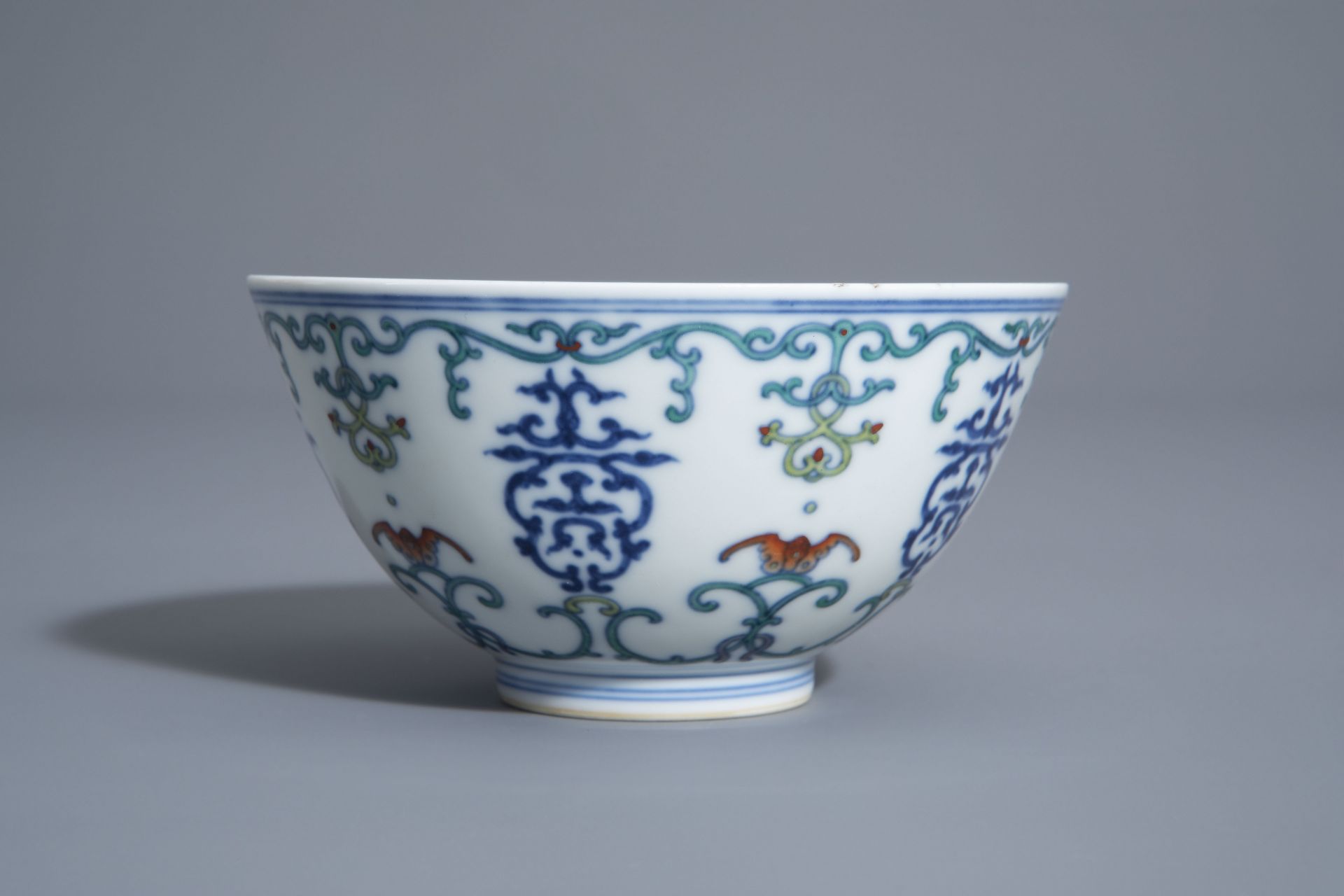A Chinese doucai 'shou and bat' bowl, Daoguang mark, 19th/20th C. - Bild 5 aus 7