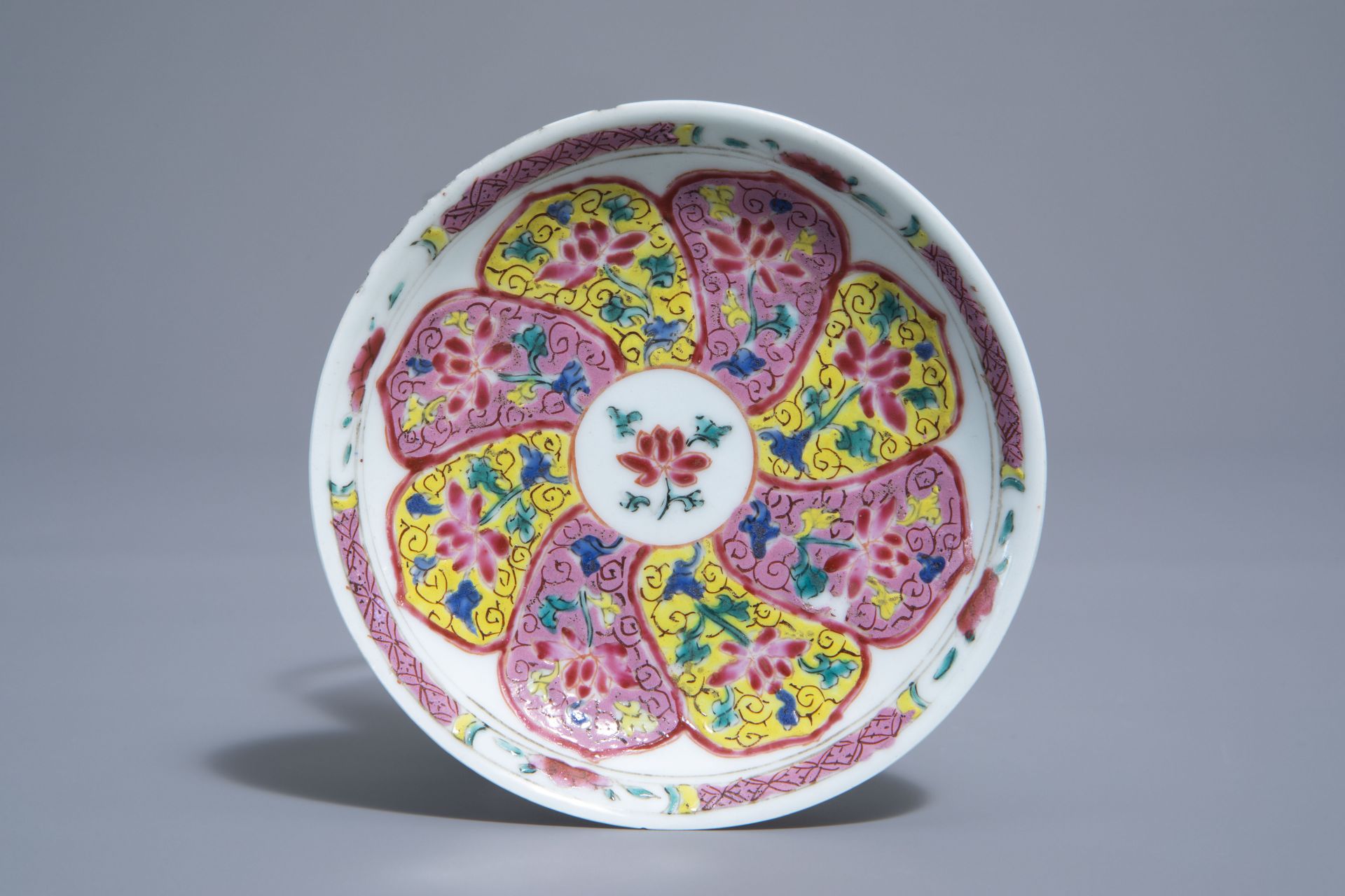 A Chinese famille rose cup and saucer and a Canton enamel peach shaped cup, Yongzheng/Qianlong - Bild 2 aus 9