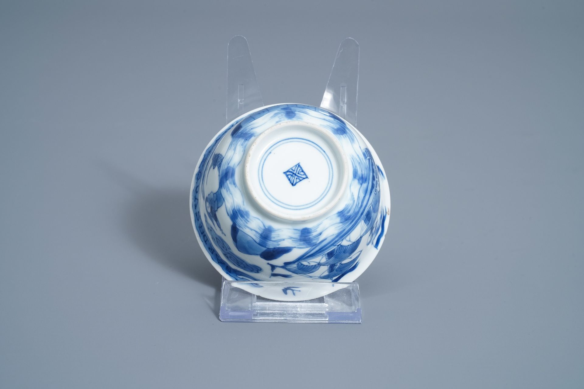 A Chinese blue and white French market cup and saucer, Kangxi - Bild 7 aus 9
