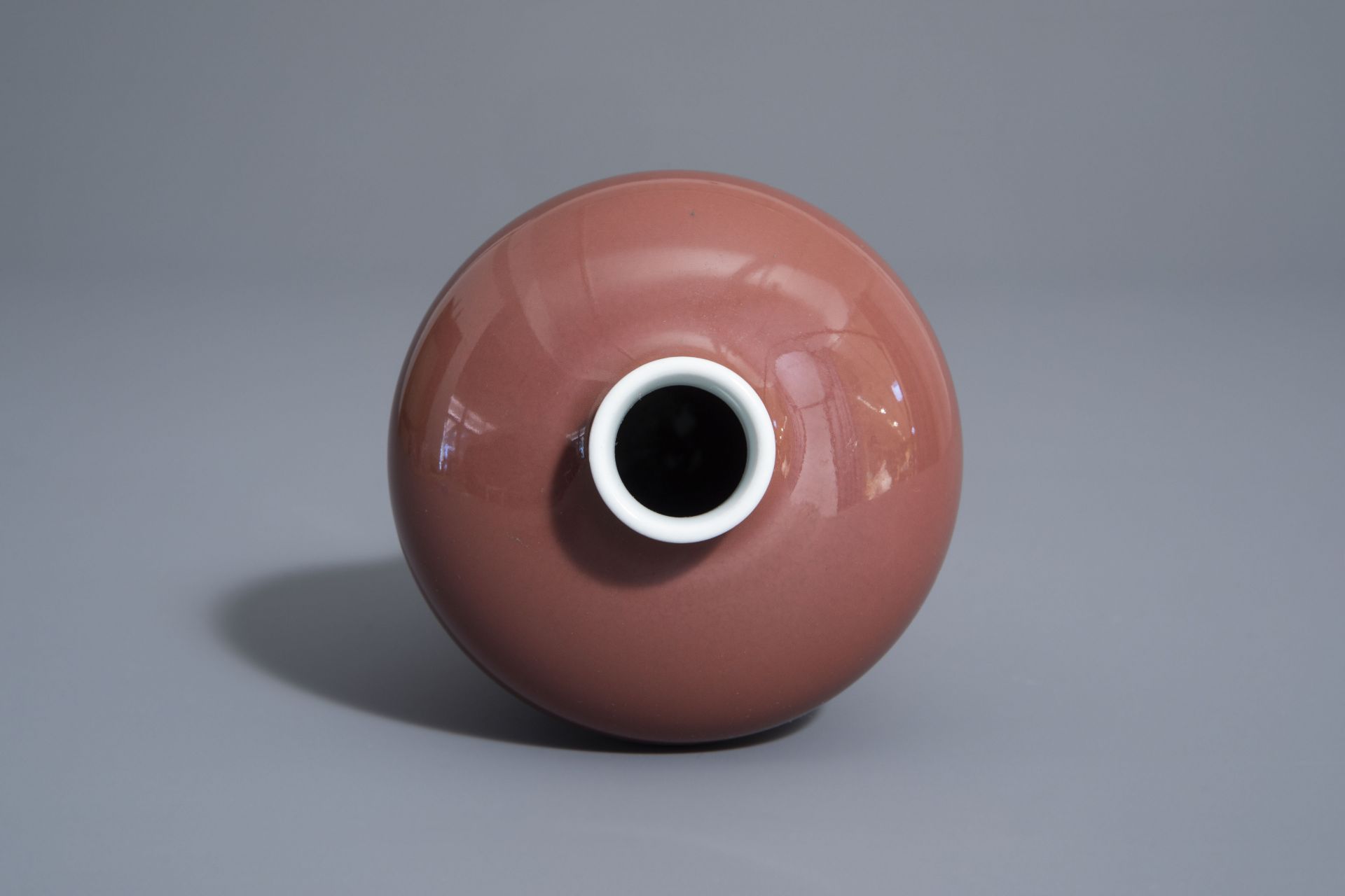 A Chinese monochrome red meiping vase, 19th/20th C. - Bild 6 aus 7