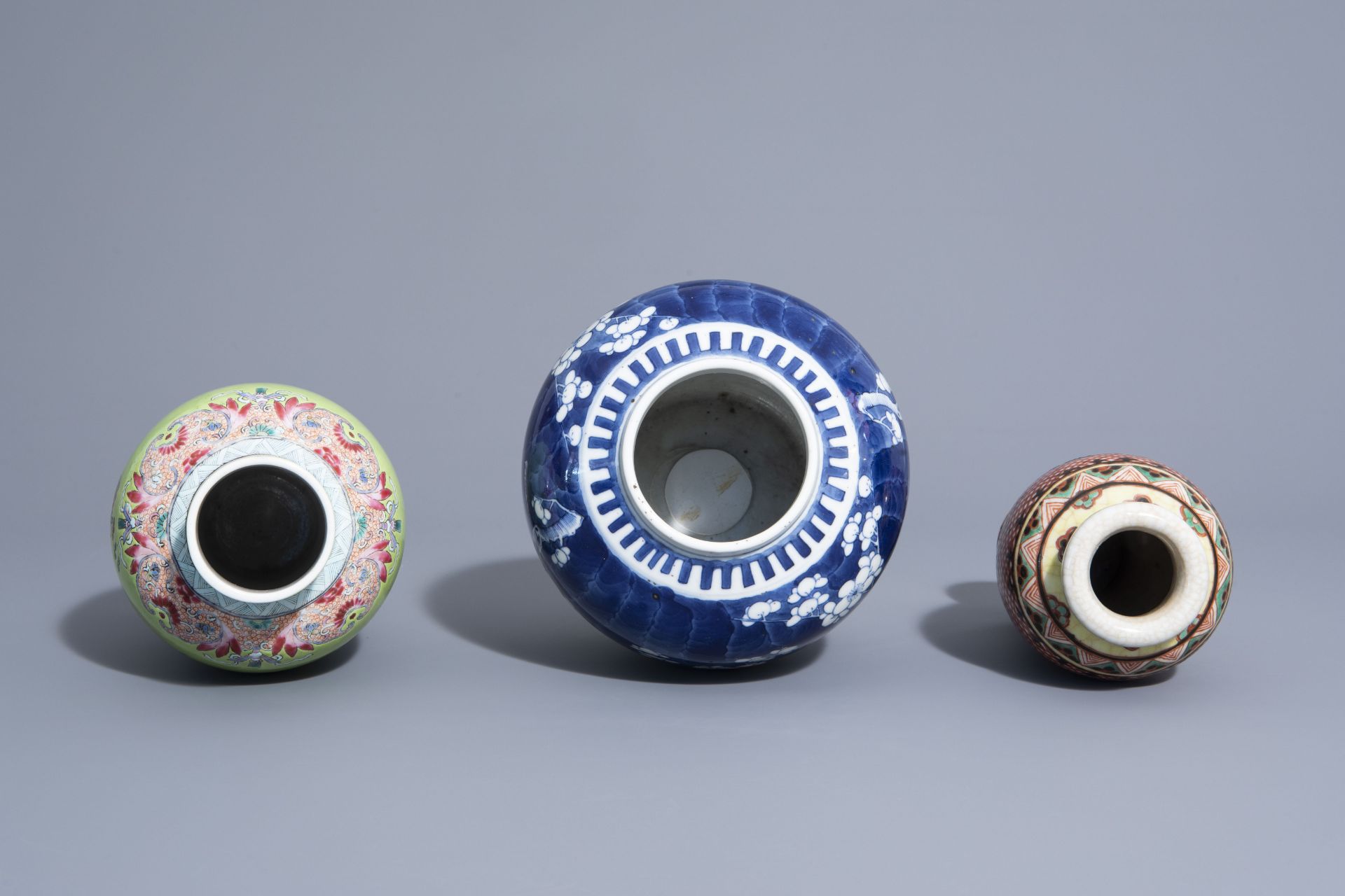 Three Chinese famille rose, blue and white and crackleglazed vases, 19th/20th C. - Bild 5 aus 6