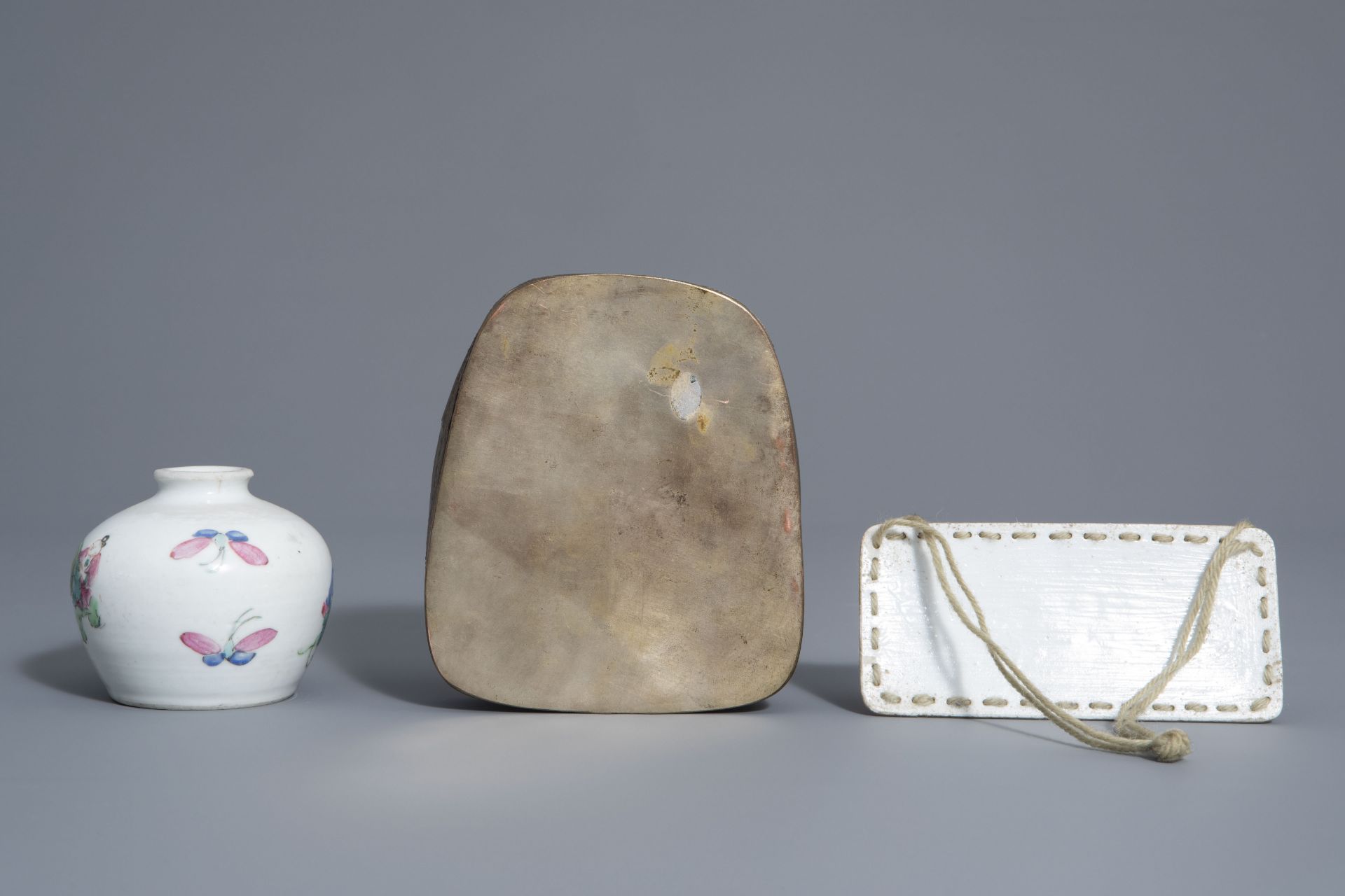 A varied collection of Chinese famille rose and blue and white porcelain, 19th/20th C. - Bild 10 aus 14