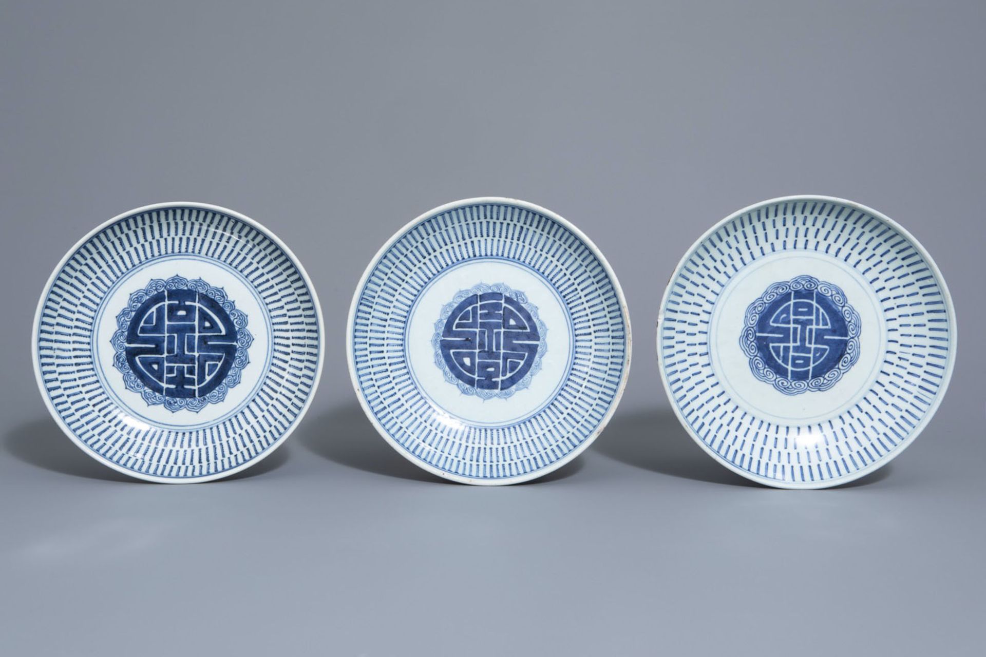 Seven Chinese blue and white plates and three bowls, incl. the Diana Cargo shipwreck wares, 19th C. - Bild 6 aus 13