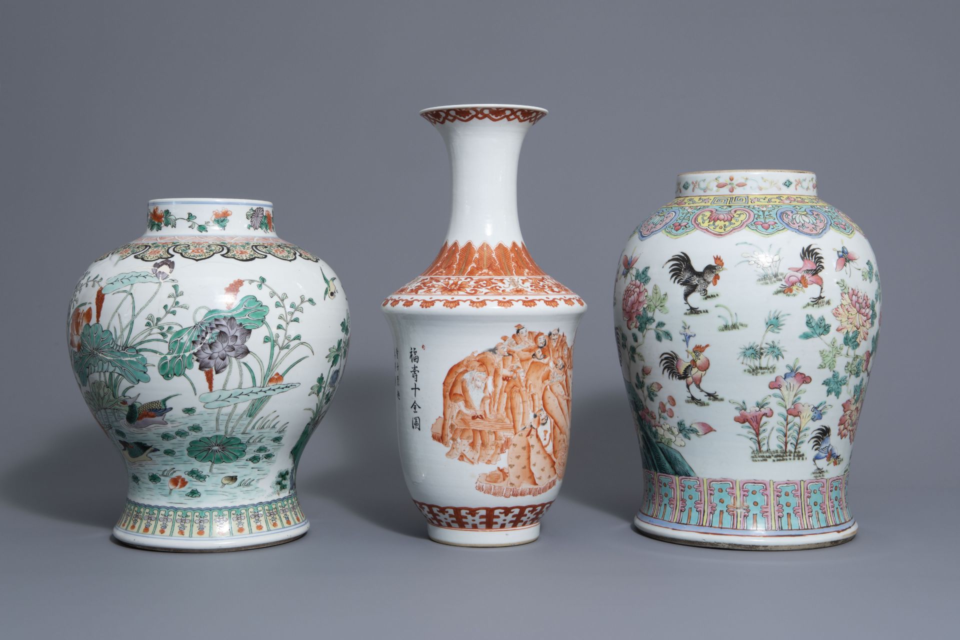 Three Chinese famille rose, verte and iron red vases with different designs, 19th/20th C. - Bild 3 aus 7