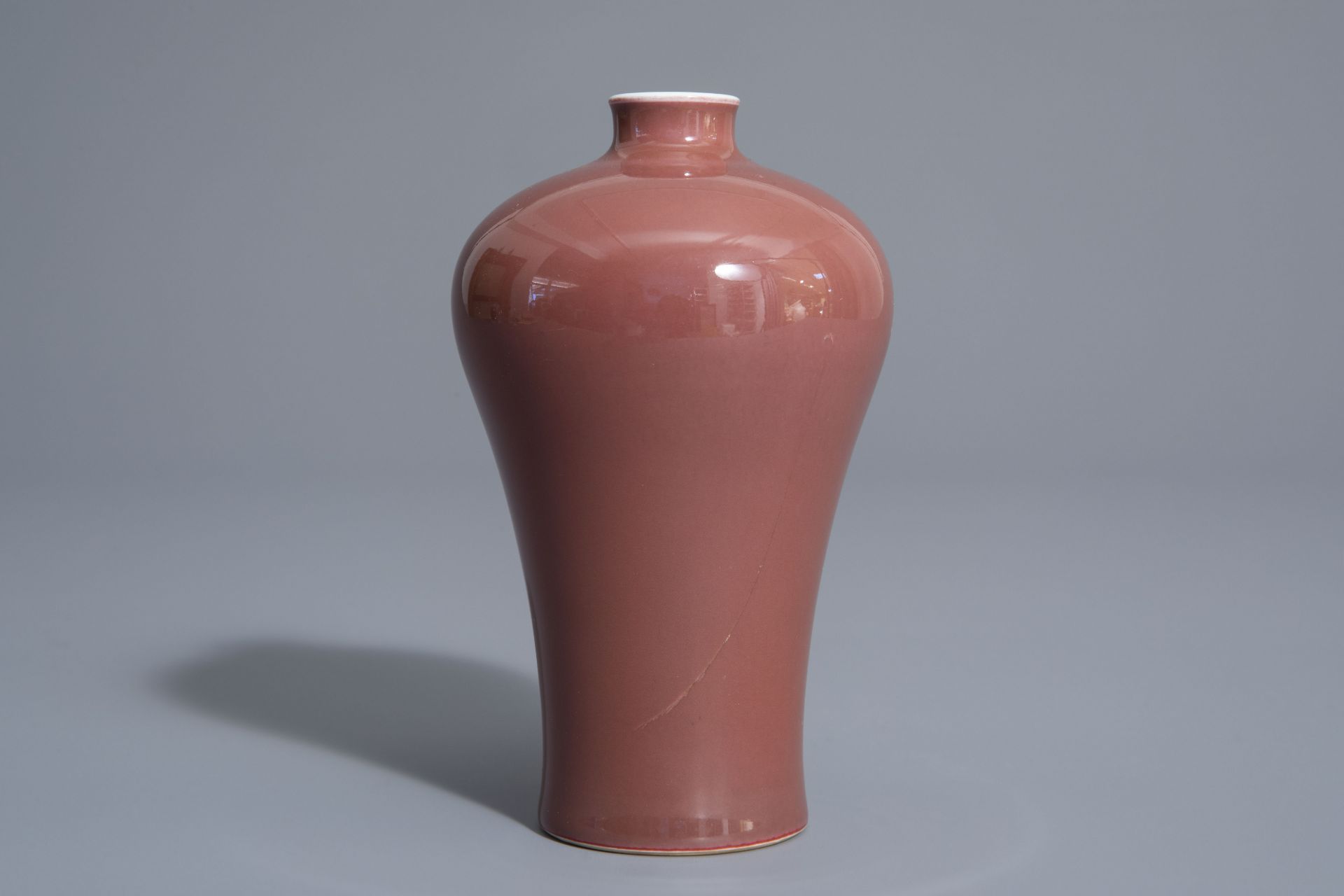 A Chinese monochrome red meiping vase, 19th/20th C. - Bild 4 aus 7