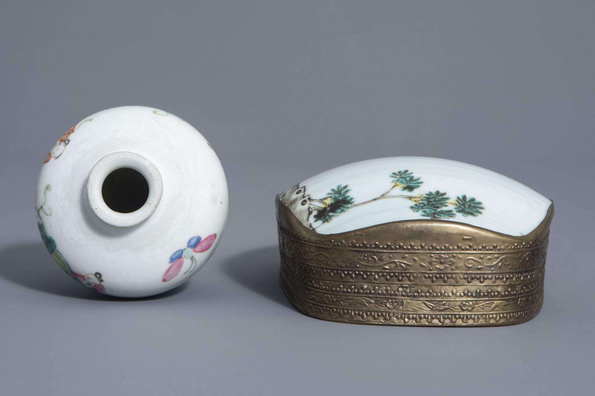 A varied collection of Chinese famille rose and blue and white porcelain, 19th/20th C. - Bild 12 aus 14