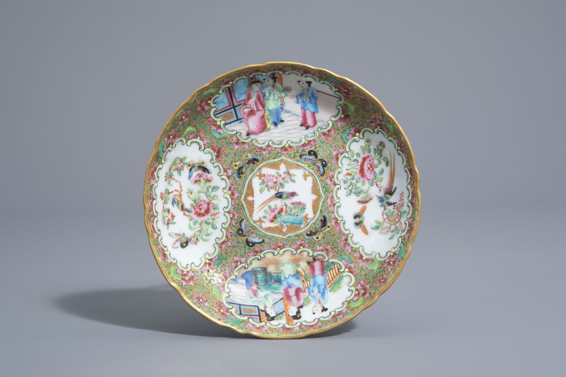 Three Chinese famille rose and grisaille bowls and a Canton bowl on stand, 19th/20th C. - Bild 8 aus 9