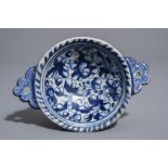 A blue and white Antwerp maiolica porringer with a foglie design, 16th/17th C.