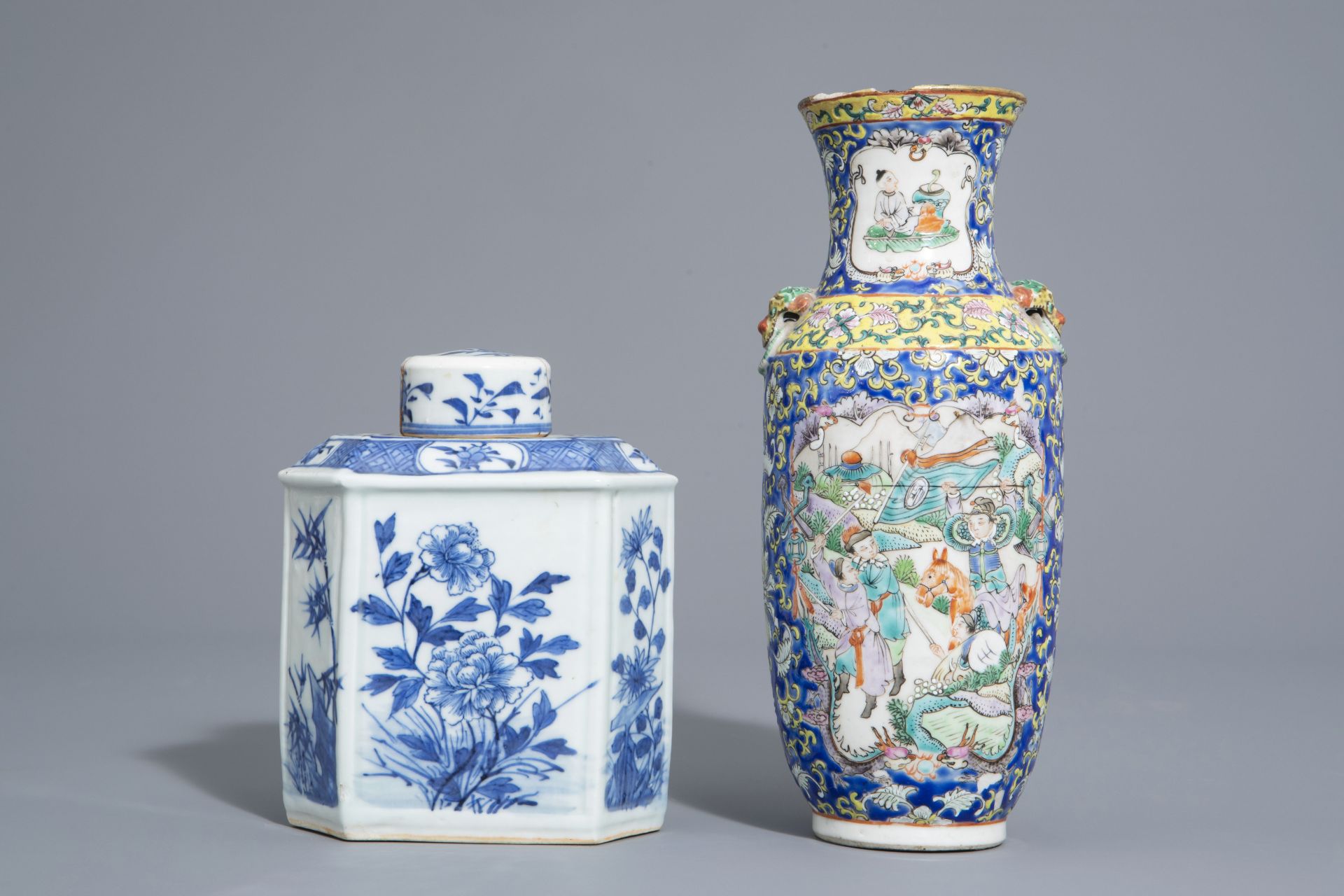A varied collection of Chinese blue and white and famille rose porcelain, 19th/20th C. - Bild 2 aus 15