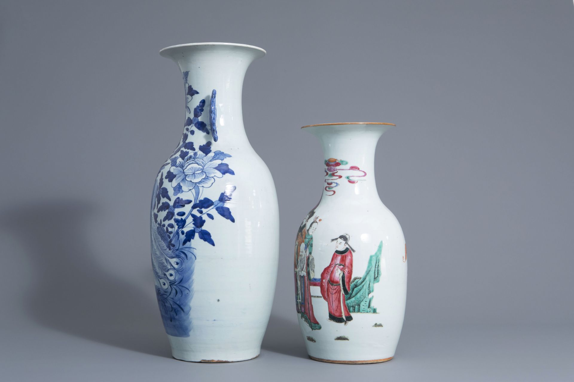 Two Chinese famille rose and blue and white vases with different designs, 19th/20th C. - Bild 4 aus 6