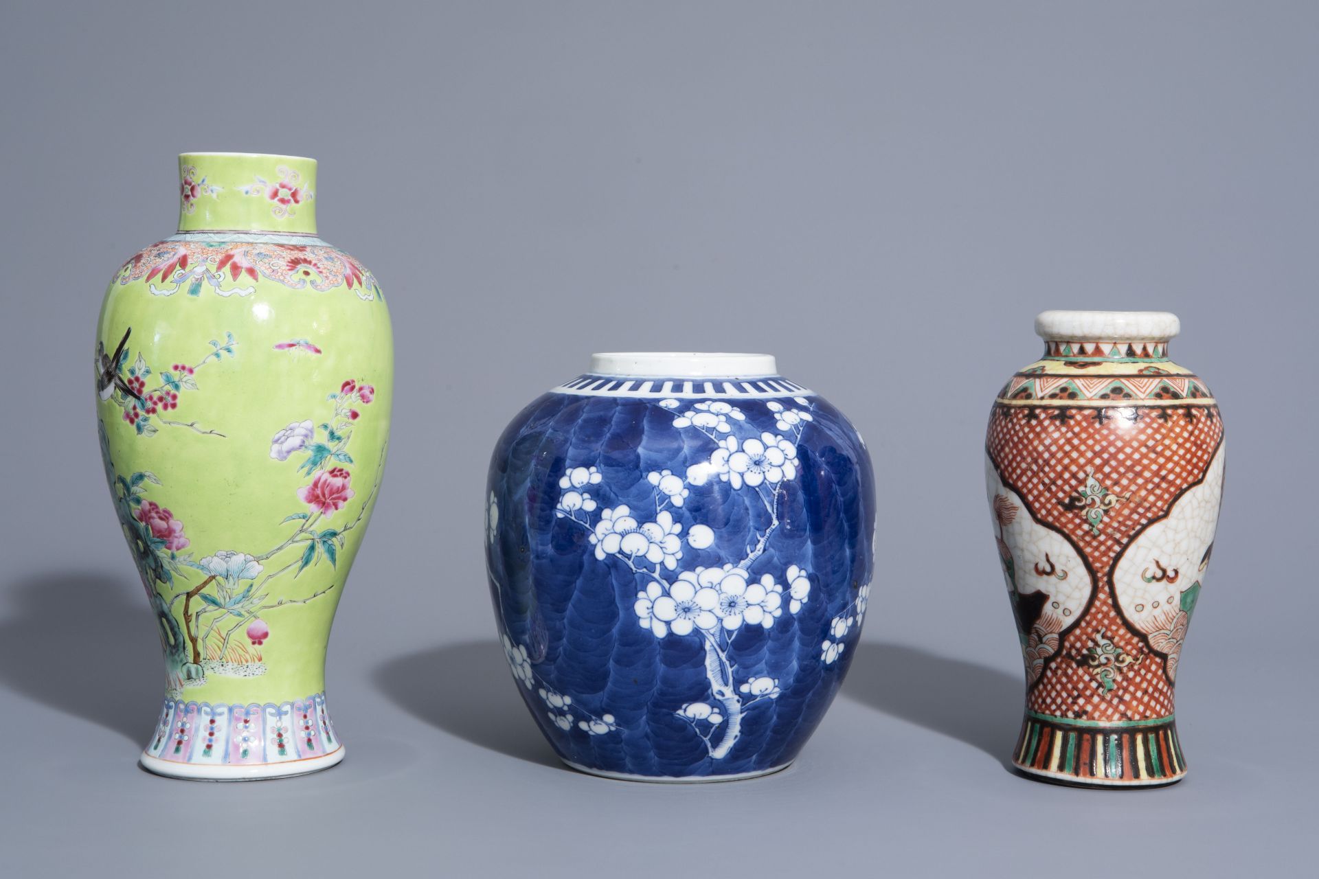 Three Chinese famille rose, blue and white and crackleglazed vases, 19th/20th C. - Bild 4 aus 6