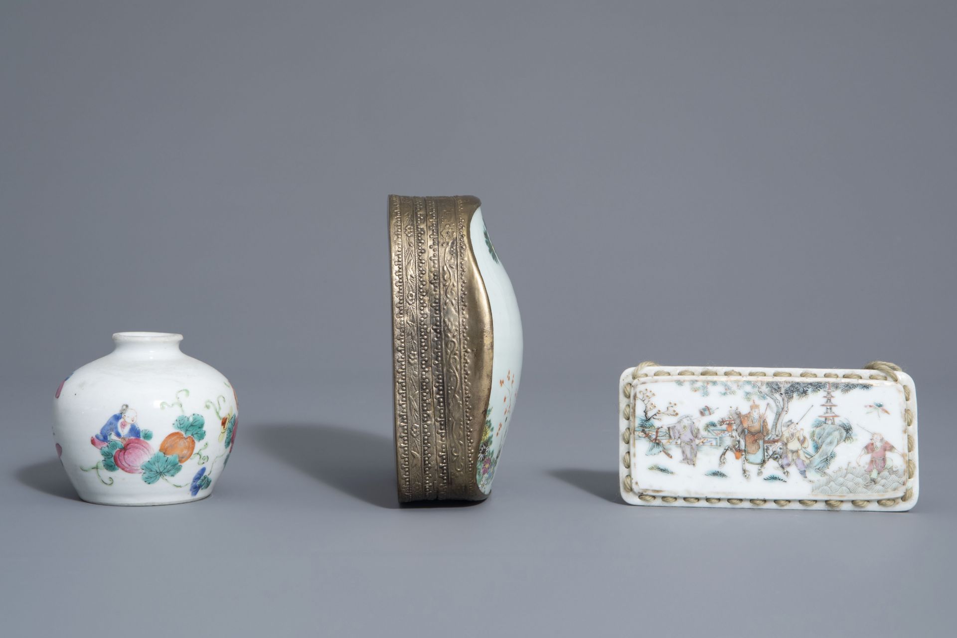 A varied collection of Chinese famille rose and blue and white porcelain, 19th/20th C. - Bild 9 aus 14
