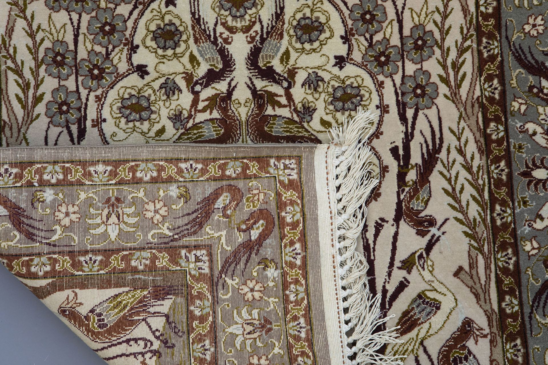 Three Oriental rugs with floral design and animals, wool and silk on cotton, Isfahan, 20th C. - Bild 4 aus 5