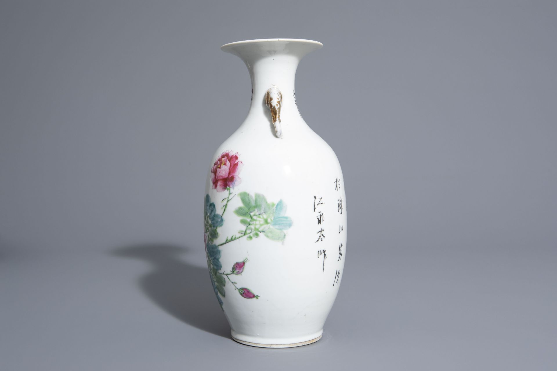 Four Chinese famille rose, qianjiang cai and Nanking crackle glazed vases, 19th/20th C. - Bild 11 aus 13